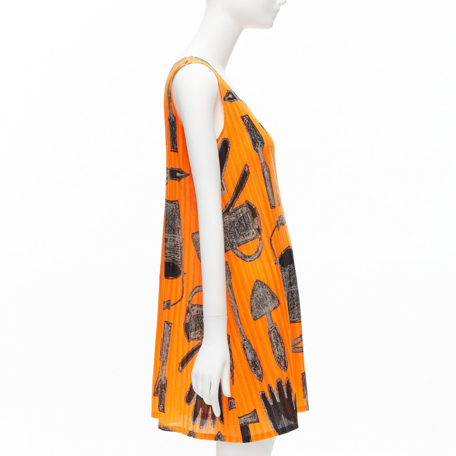 rare ISSEY MIYAKE Pleats Please 2003 orange tools print plisse dress JP17 S In Excellent Condition For Sale In Hong Kong, NT
