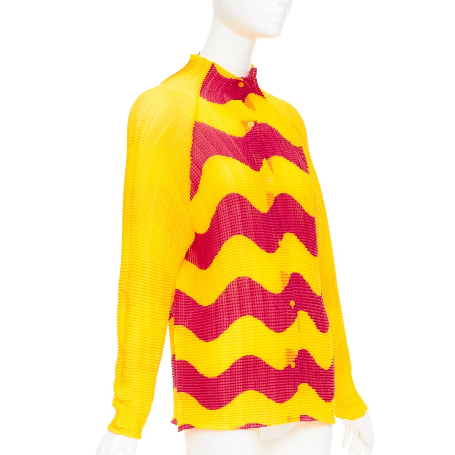 Jaune rare Issey Miyake Pleats Please graphic yellow wave plisse high neck top JP2 M en vente