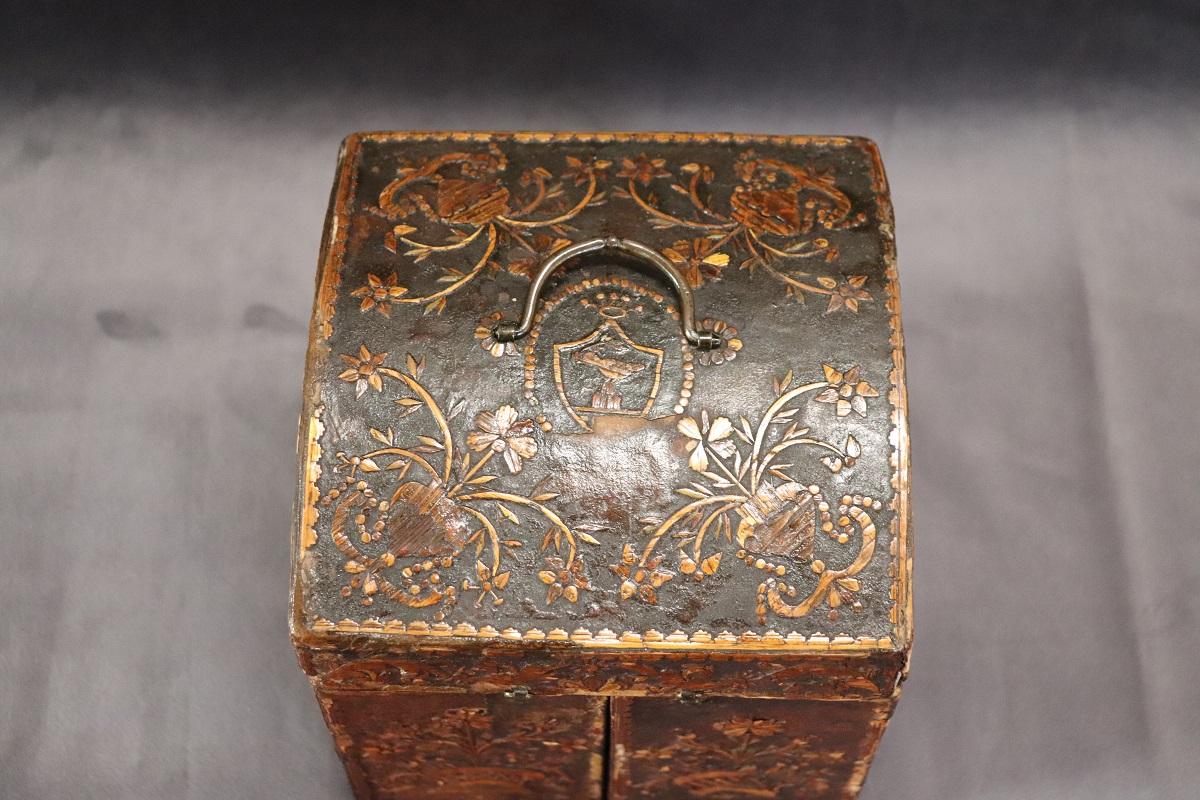 Beautiful and refined antique jewelery holder of Italian production from the mid-18th century. Of great artistic quality made on a papier-mâché base with an elaborate floral decoration created with small handmade pieces of wood. It is a light wood