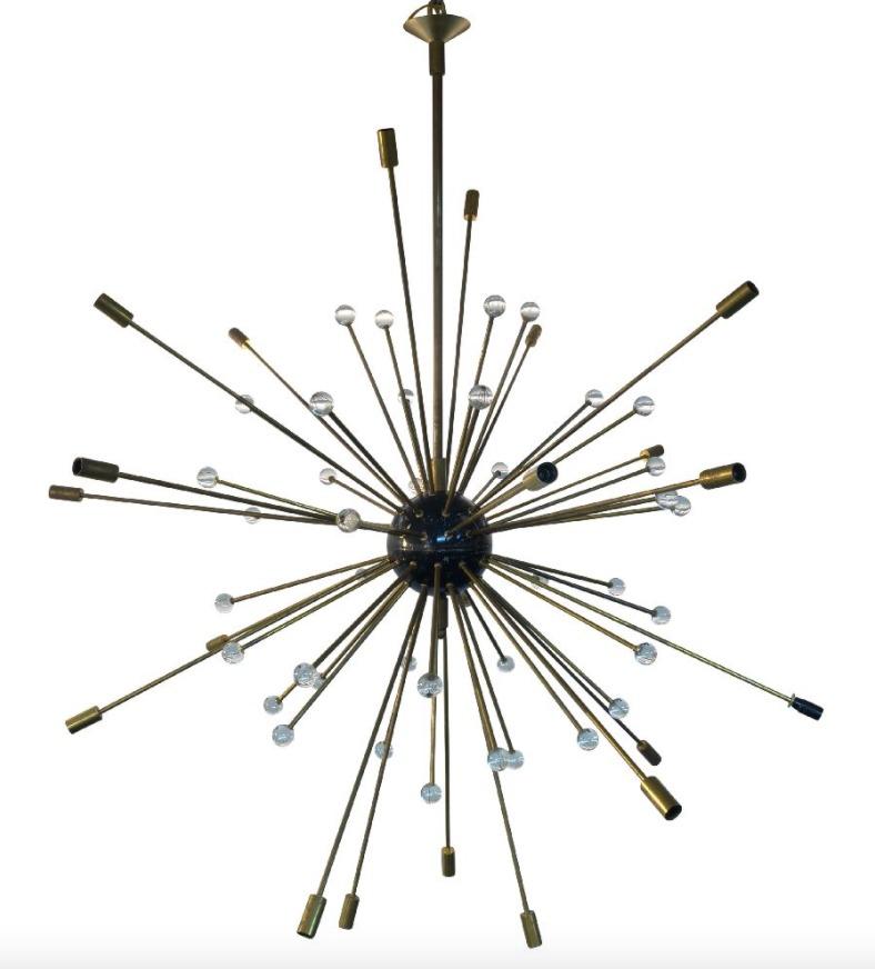 Diese seltene italienische 60's Sputnik Kronleuchter besteht aus 48 Messingstangen, die 24 Glühbirnen und 24 klare Glaskugeln in Originalzustand mit einigen sichtbaren Kratzern O schwarze Metallkugel, die Unterstützung von Messingstangen von