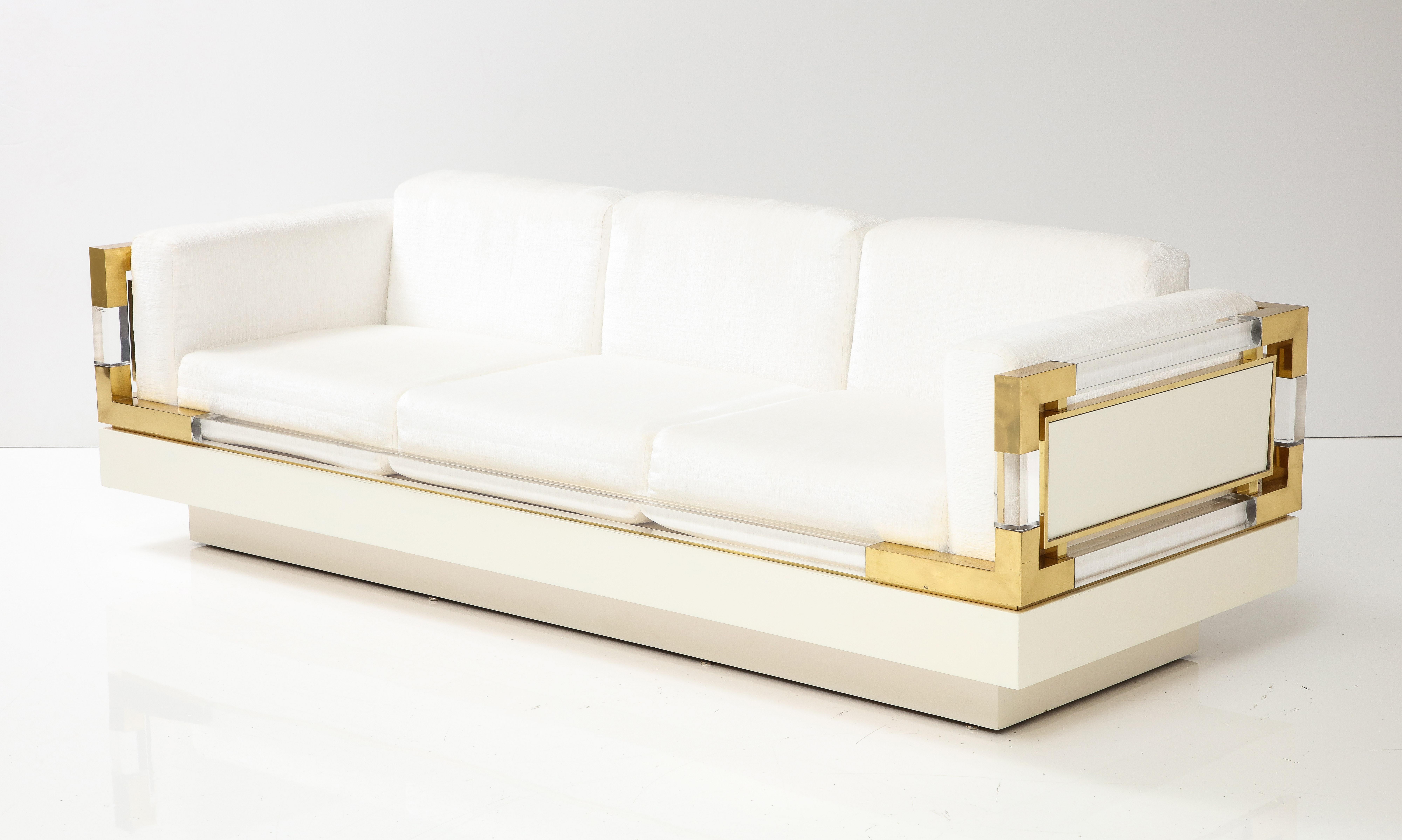 Rare 1980's Lucite and Brass sofa by Fabian.
The Brass and lucite  sofa has wonderful linear lines and sits on a plinth base.
