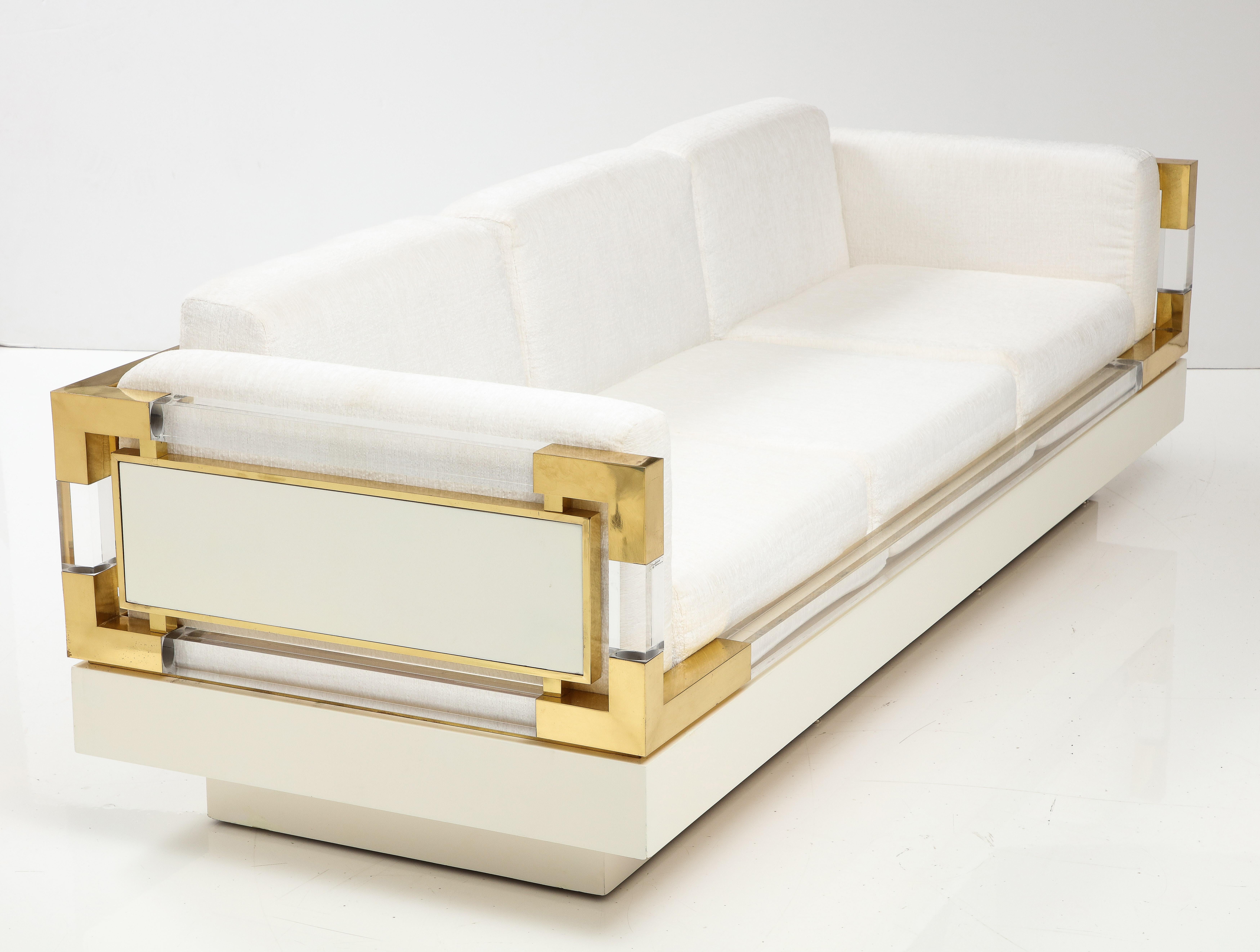 Seltenes italienisches Sofa aus Lucite und Messing aus den 1980er Jahren von Fabian (Moderne der Mitte des Jahrhunderts) im Angebot