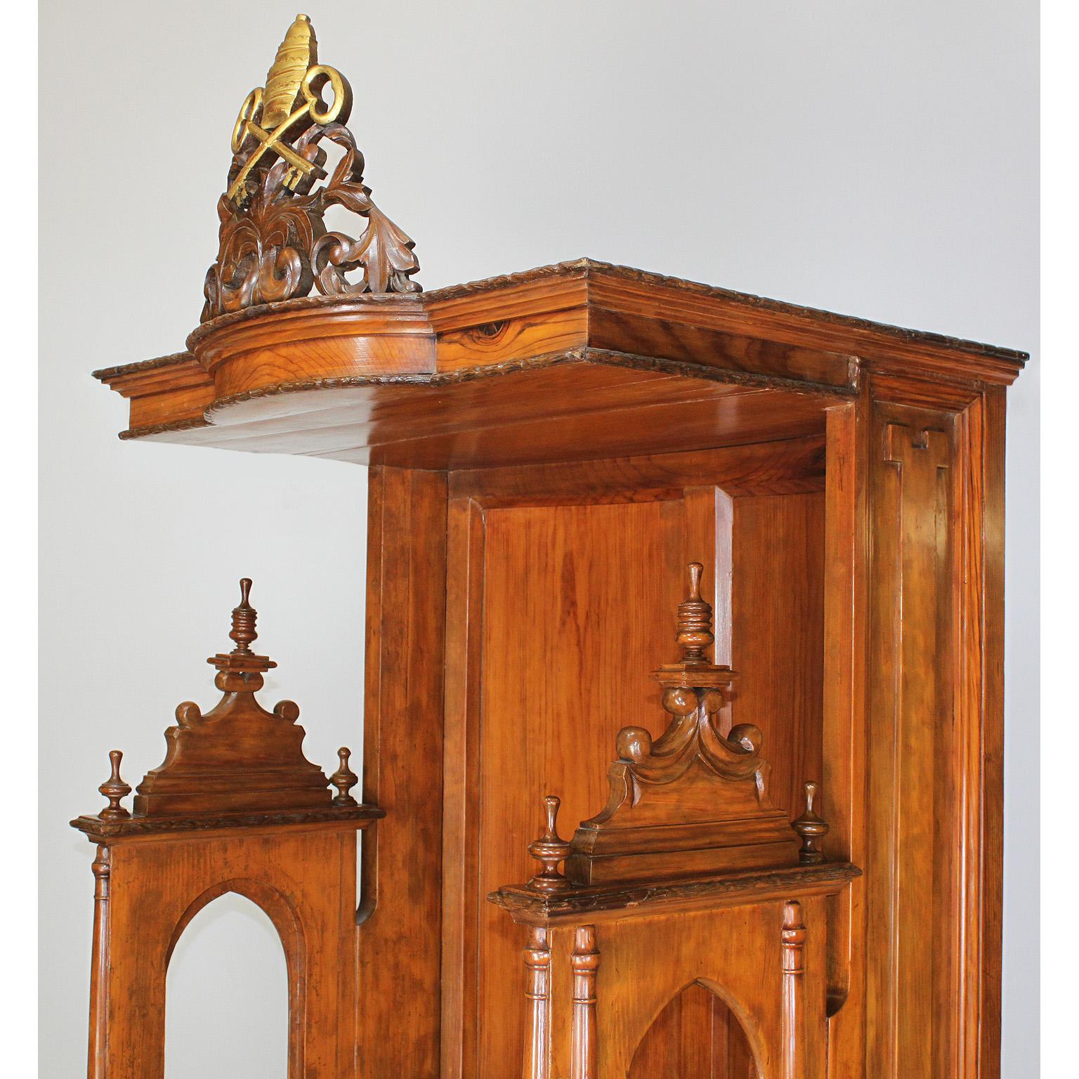 Rare Italian 19th Century Carved Pine Catholic Church Confessional Stall, Booth In Fair Condition In Los Angeles, CA