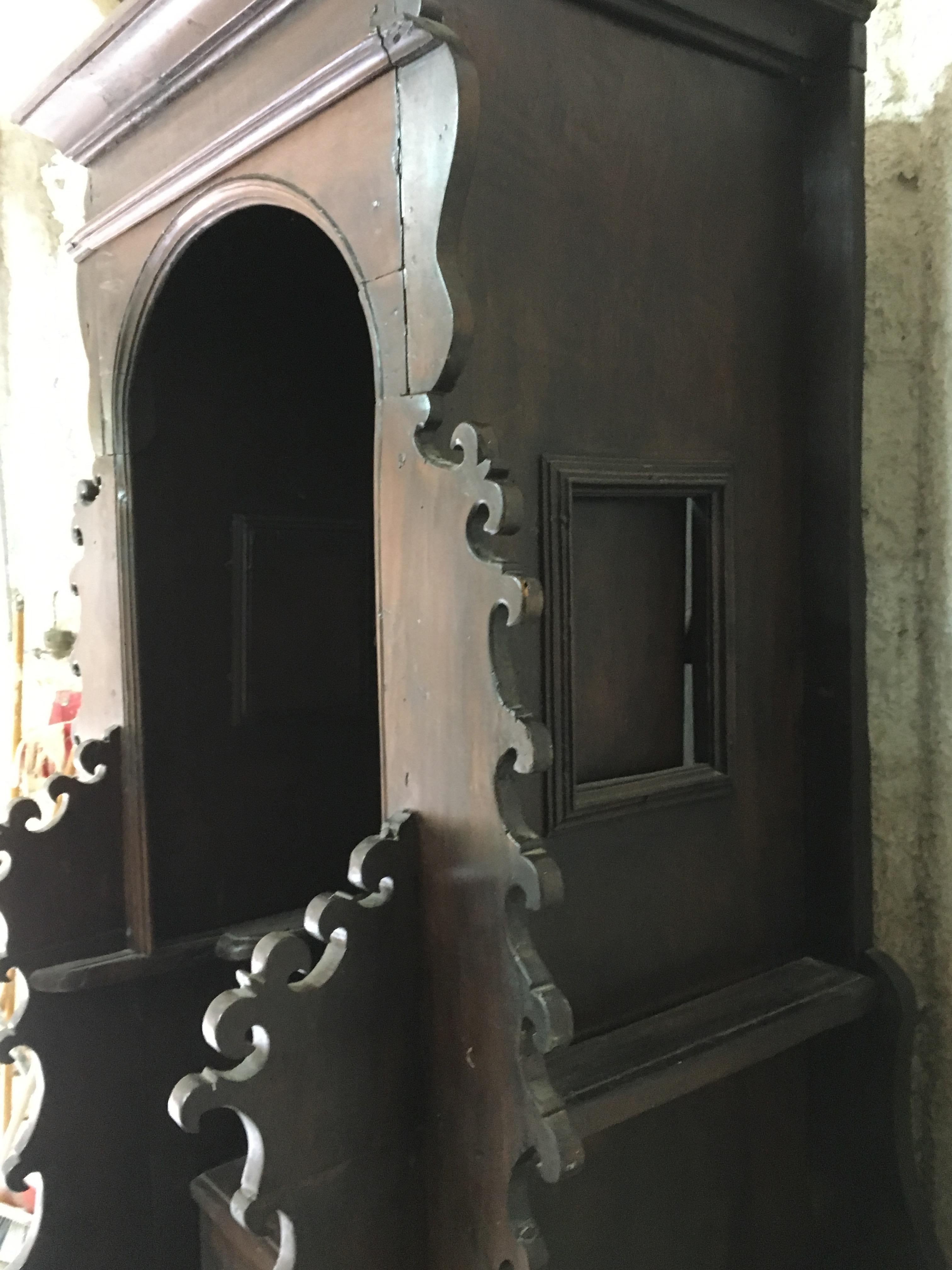 Rare Italian 16th Century Carved Walnut Catholic Church Confessional  In Good Condition In Naples, IT