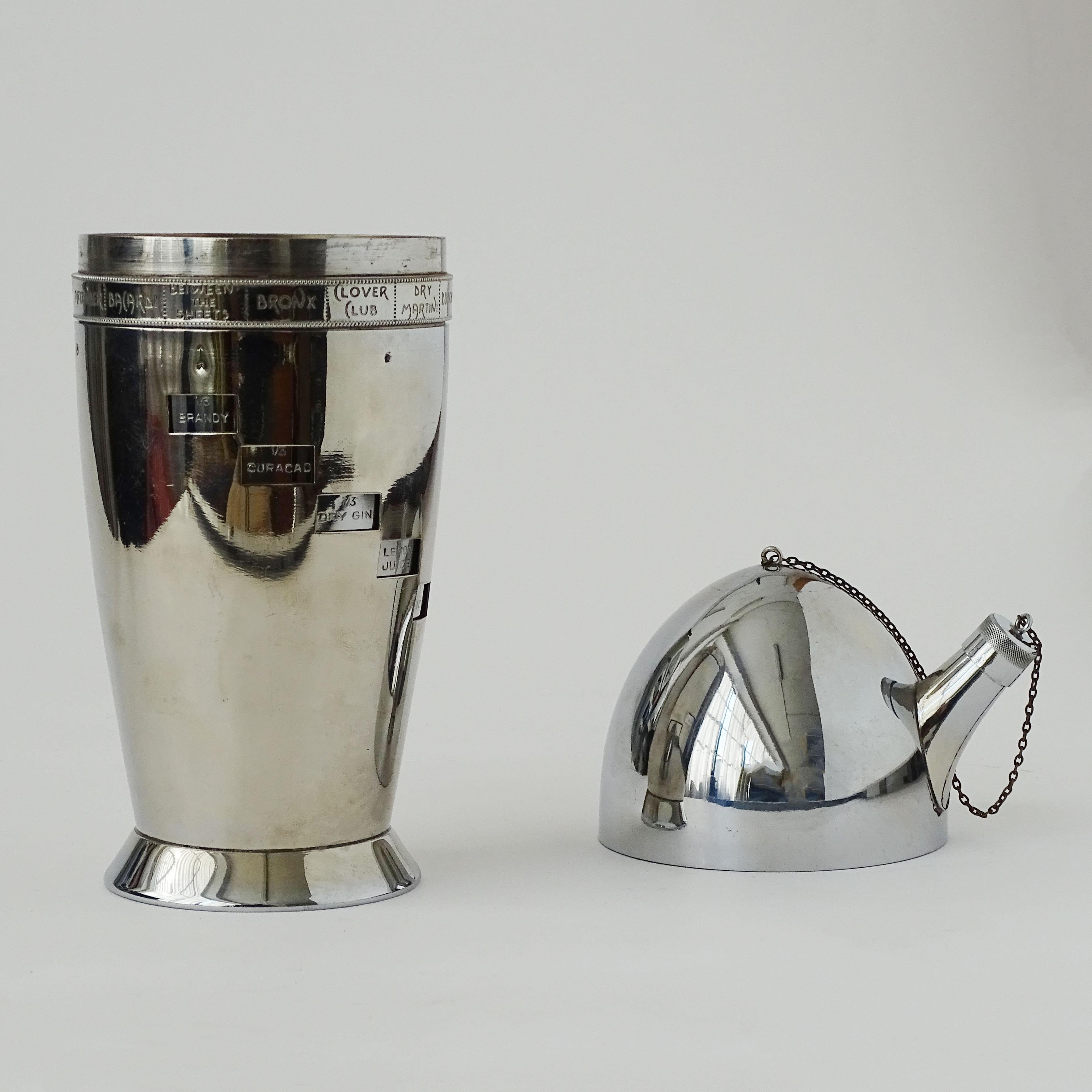 Splendid und seltene italienische 1940er Art Deco Bullet Rezept Cocktail Shaker.
Wenn Sie mit dem eingeschnittenen Pfeil den gewünschten Cocktail auswählen, werden in den Fenstern die benötigten Zutaten angezeigt. Wunderschön gemacht und