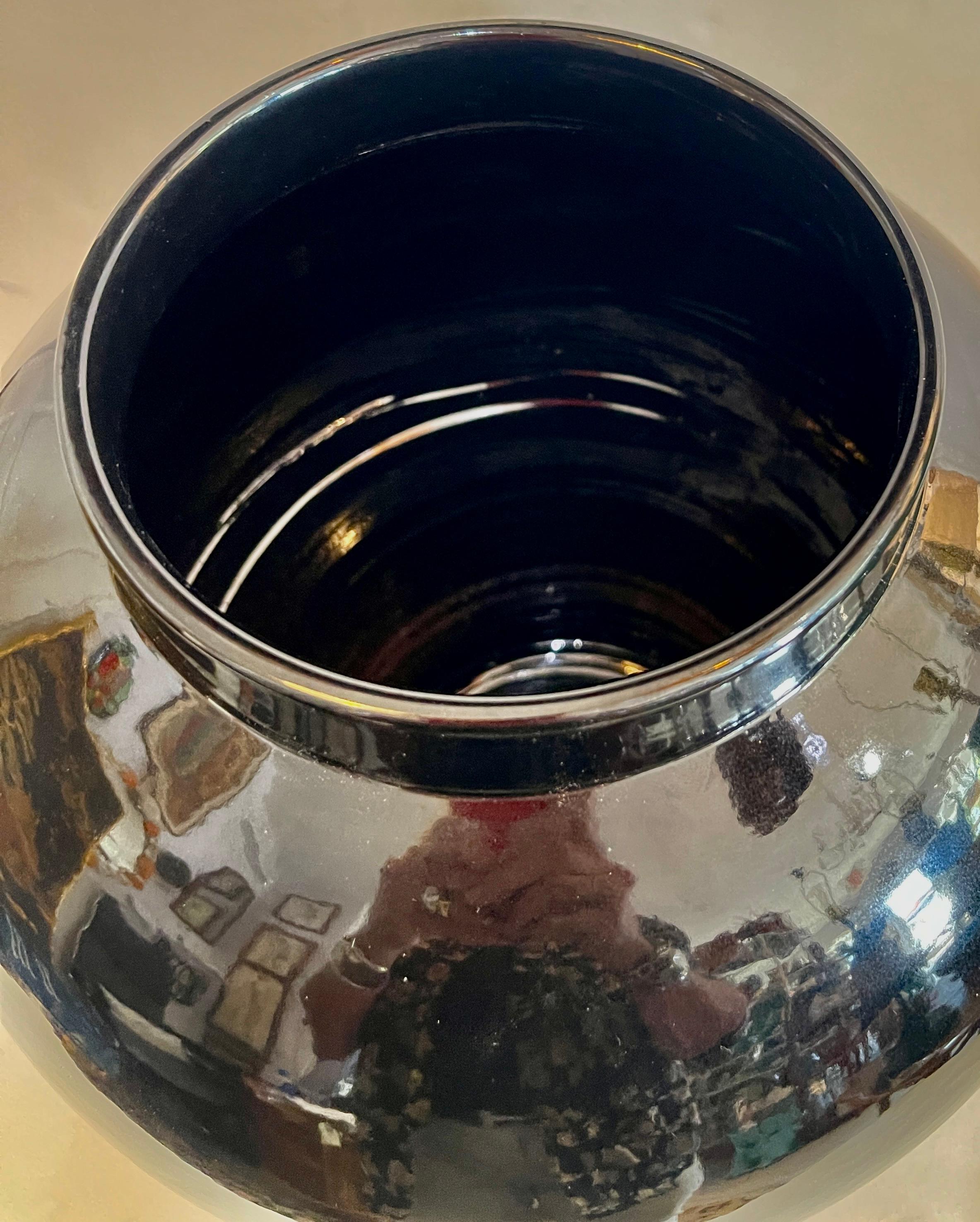 Raro barattolo da zenzero italiano in ceramica nera e ottone dorato, firmato Hauy Pouigo, C.C. anni '70 in vendita 4