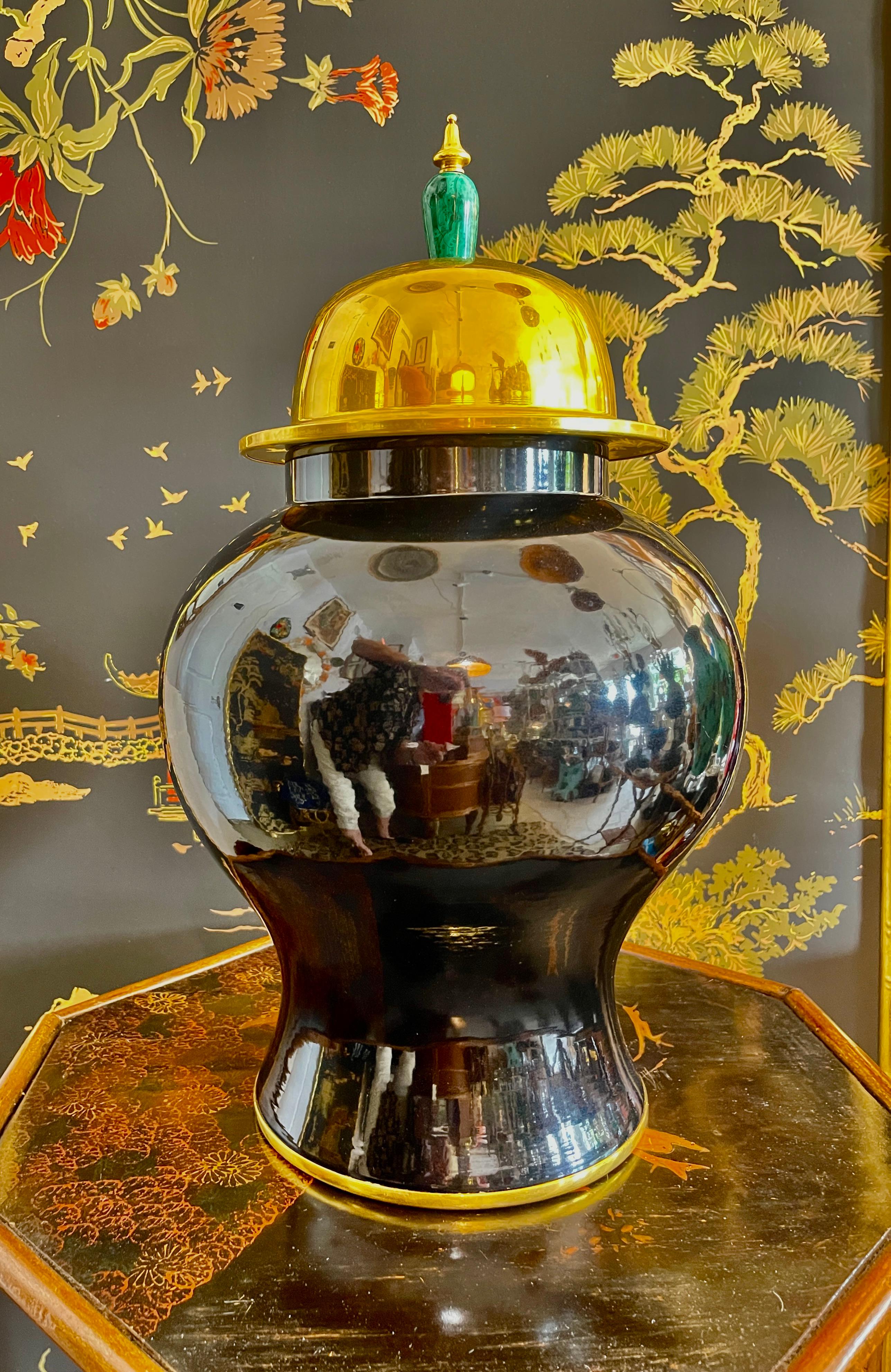 Si tratta di un raro barattolo per lo zenzero in ceramica nera e ottone Fore degli anni '70, firmato Hauy Pouigo. 

Questo raro barattolo di zenzero in stile Chinoiserie presenta un contenitore in ceramica smaltata nera e un coperchio in ottone
