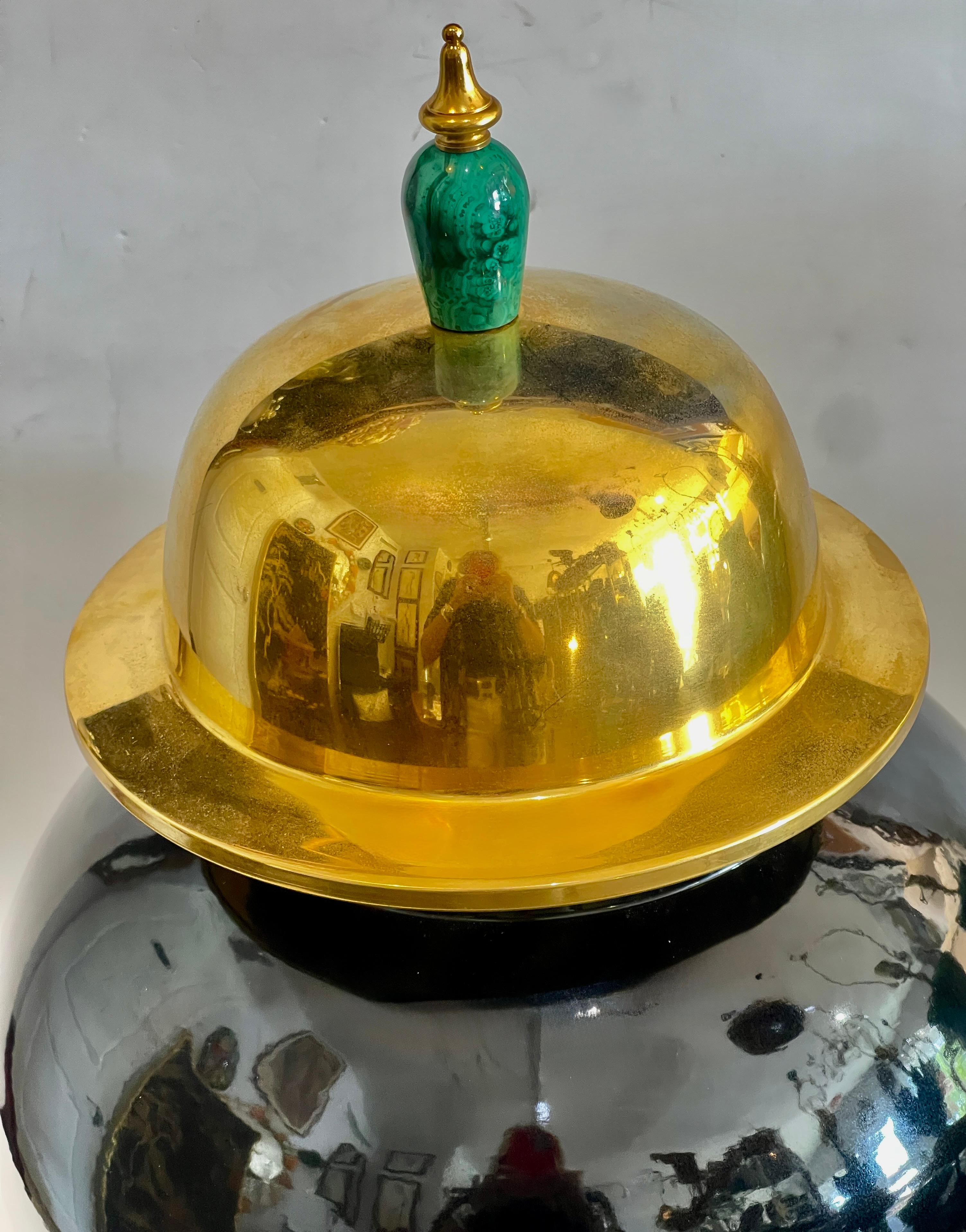 Fatto a mano Raro barattolo da zenzero italiano in ceramica nera e ottone dorato, firmato Hauy Pouigo, C.C. anni '70 in vendita