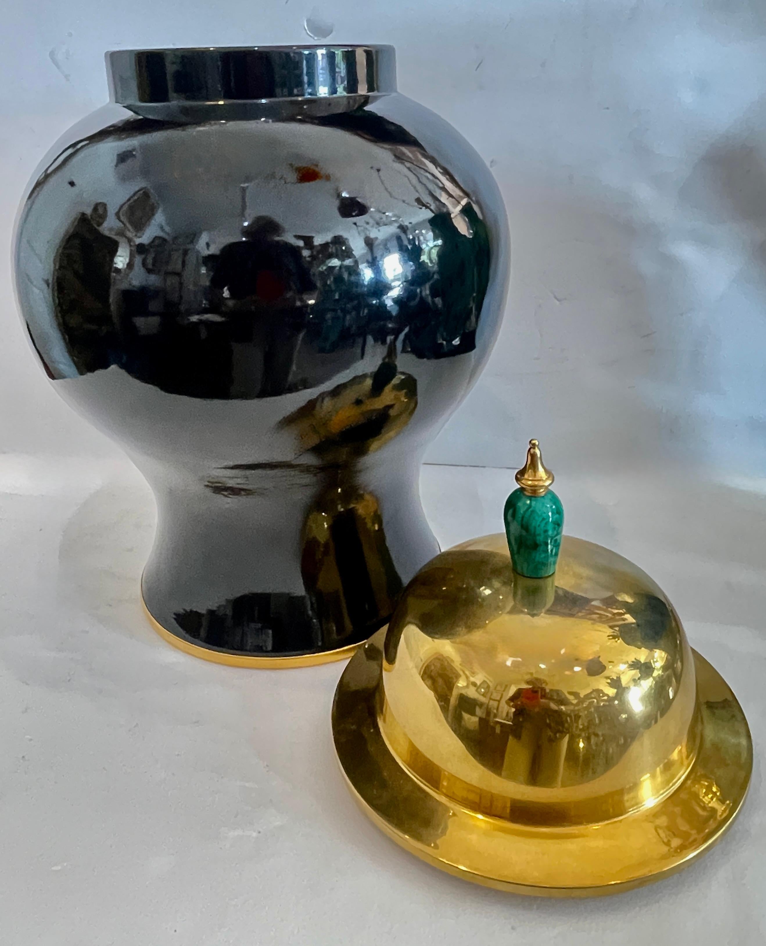 Placcato oro Raro barattolo da zenzero italiano in ceramica nera e ottone dorato, firmato Hauy Pouigo, C.C. anni '70 in vendita