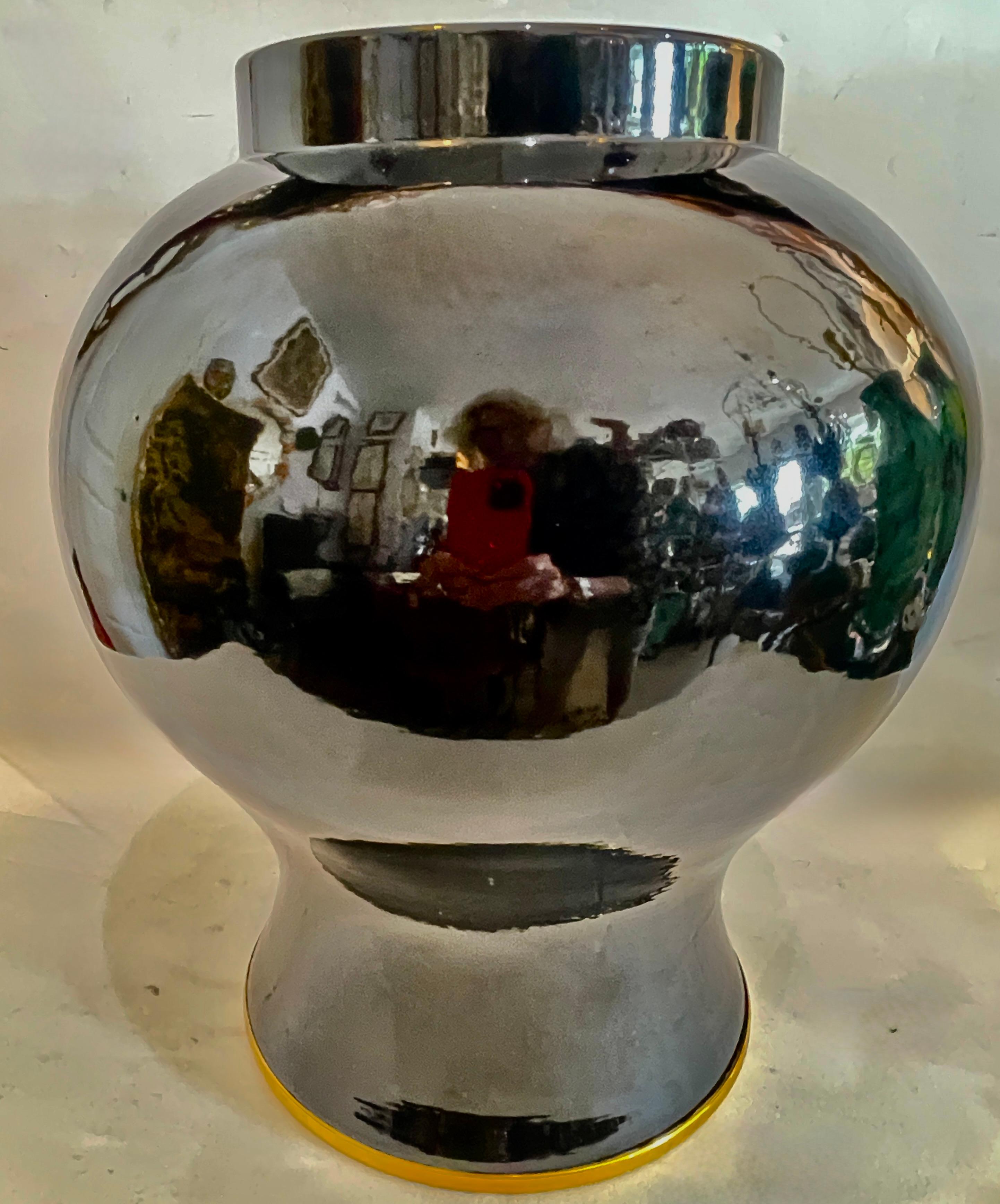 Raro barattolo da zenzero italiano in ceramica nera e ottone dorato, firmato Hauy Pouigo, C.C. anni '70 in vendita 1
