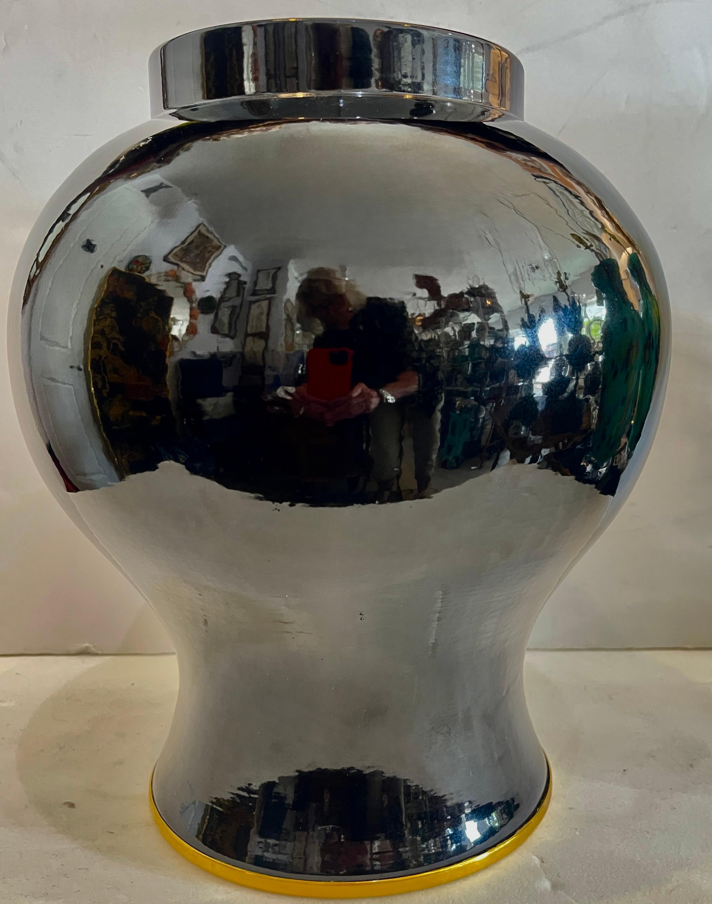 Raro barattolo da zenzero italiano in ceramica nera e ottone dorato, firmato Hauy Pouigo, C.C. anni '70 in vendita 2