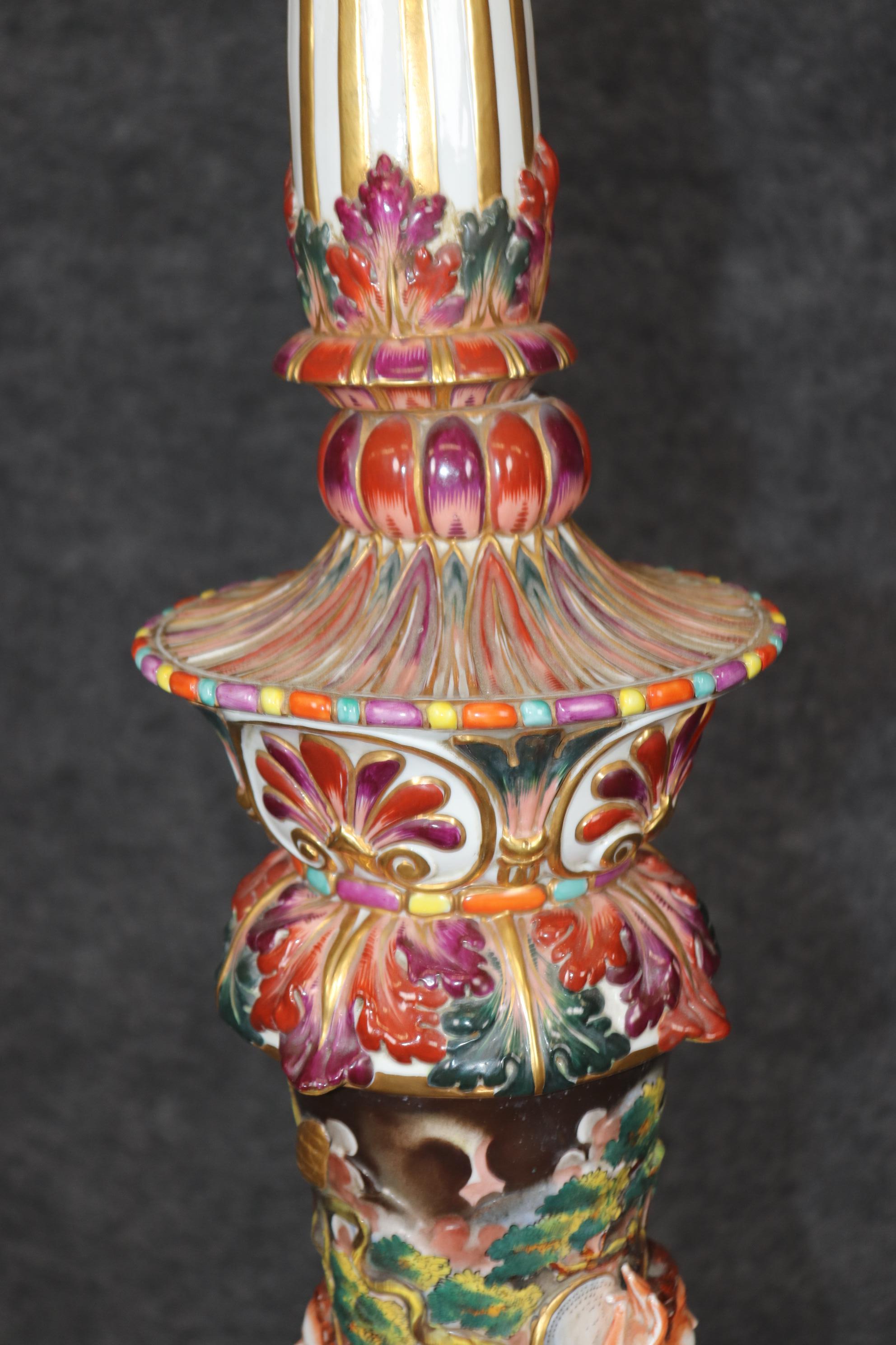 Rara lámpara de pie alta de porcelana italiana de Capodimonte con querubines y figuras en venta 5