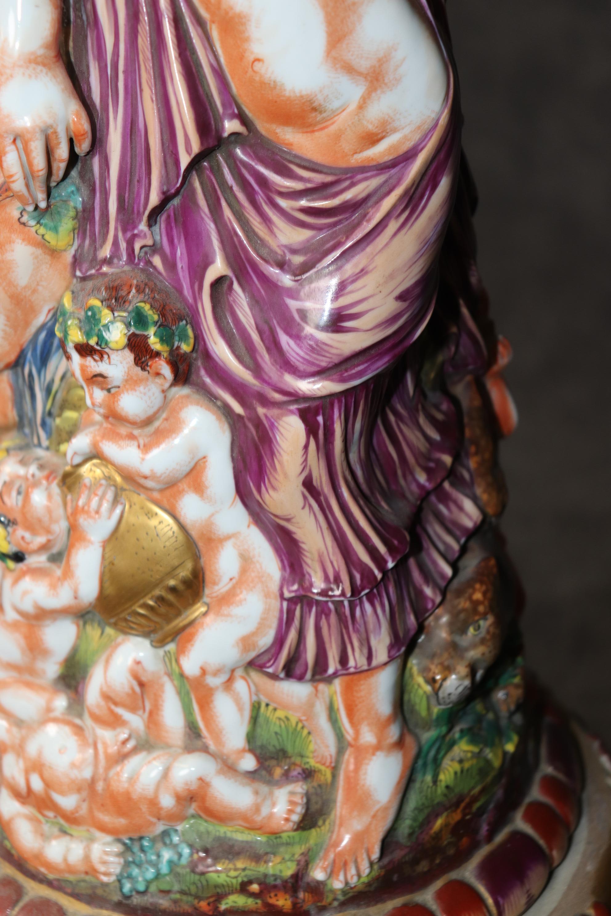 Rara lámpara de pie alta de porcelana italiana de Capodimonte con querubines y figuras en venta 7