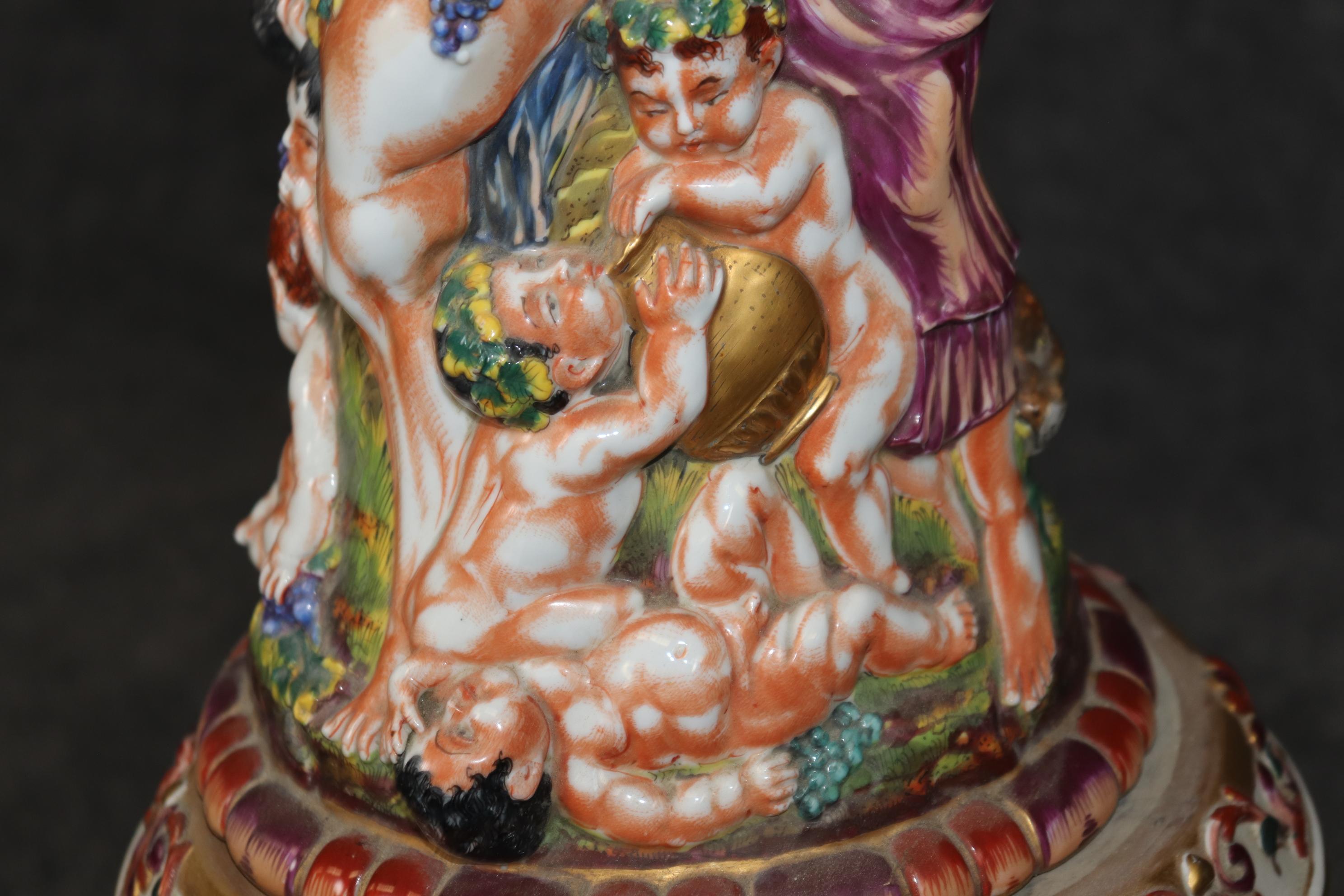 Rara lámpara de pie alta de porcelana italiana de Capodimonte con querubines y figuras en venta 8