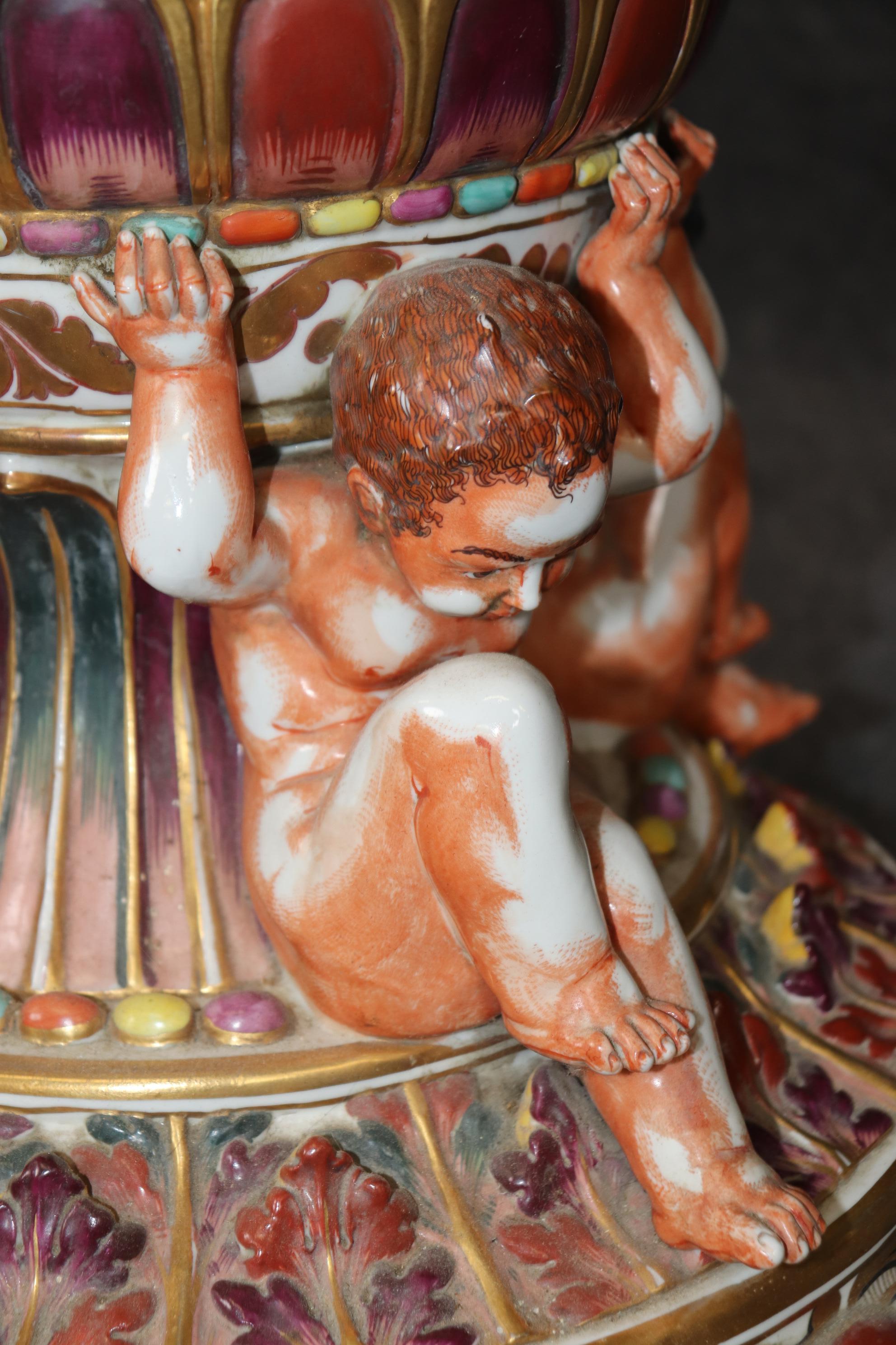 Rara lámpara de pie alta de porcelana italiana de Capodimonte con querubines y figuras en venta 9
