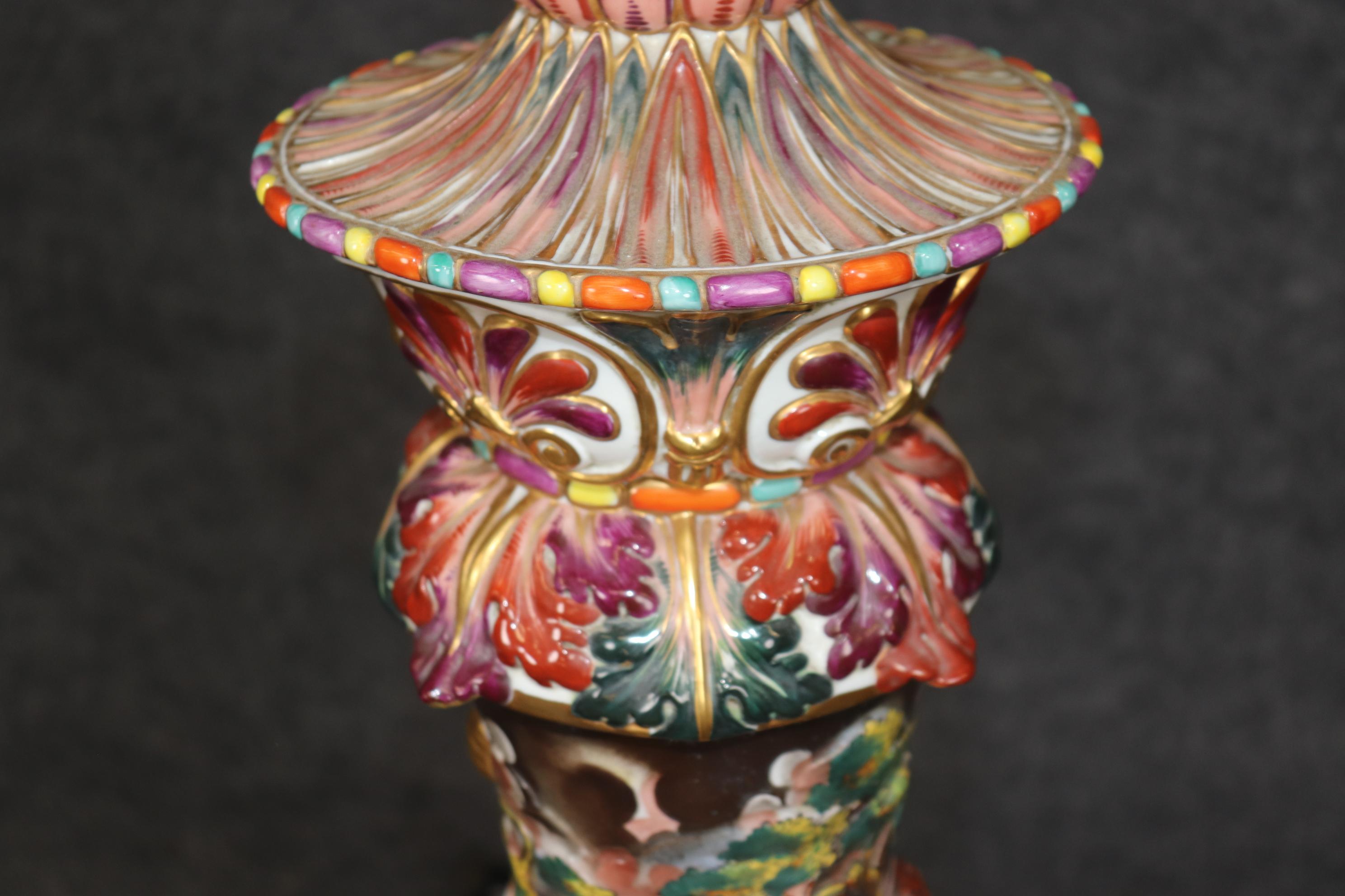 Rara lámpara de pie alta de porcelana italiana de Capodimonte con querubines y figuras en venta 12