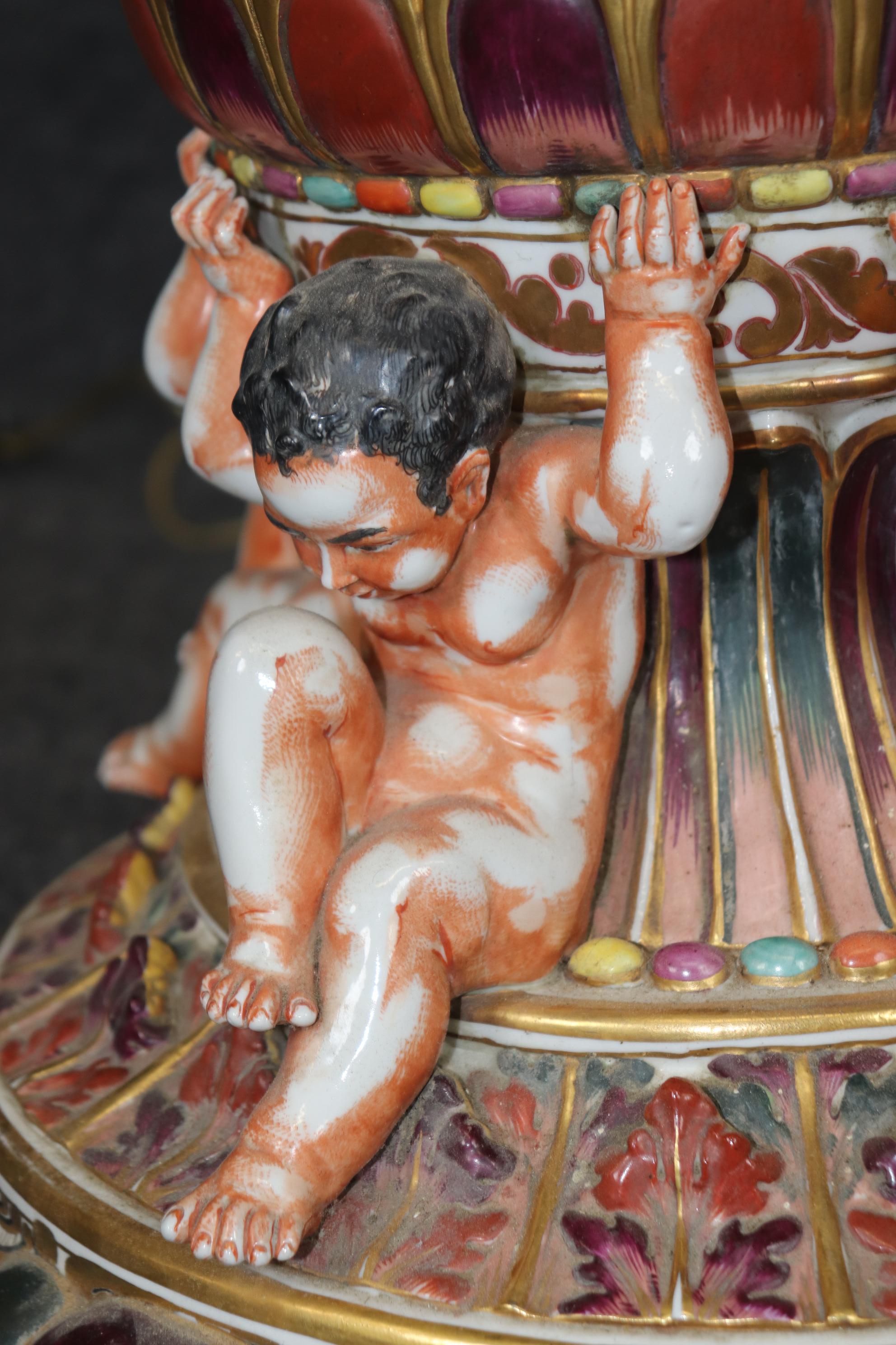 Ésta es una lámpara de pie italiana Capodimonte absolutamente preciosa. La lámpara presenta figuras de hombres y mujeres y arbustos que sostienen la estructura de la lámpara, y la pieza está totalmente hecha de porcelana. La pieza está en buen