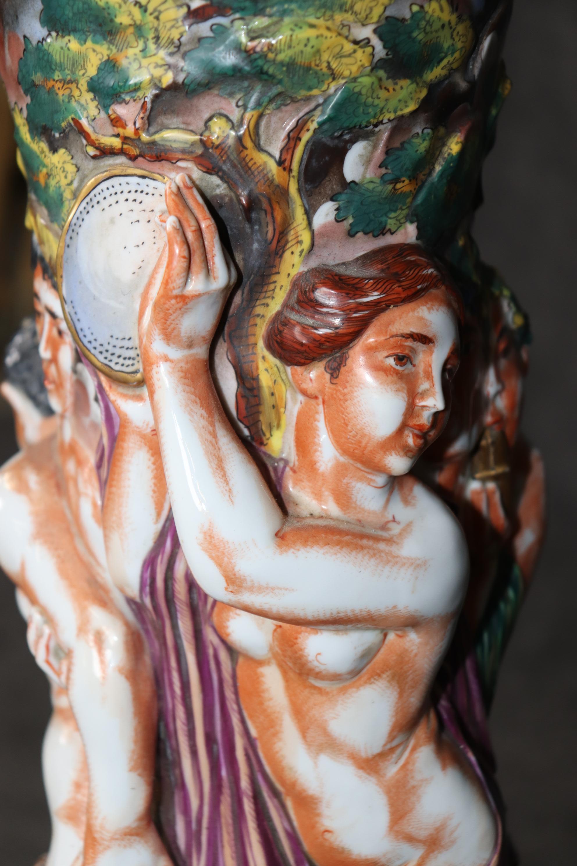 Rara lámpara de pie alta de porcelana italiana de Capodimonte con querubines y figuras Renacimiento neoclásico en venta