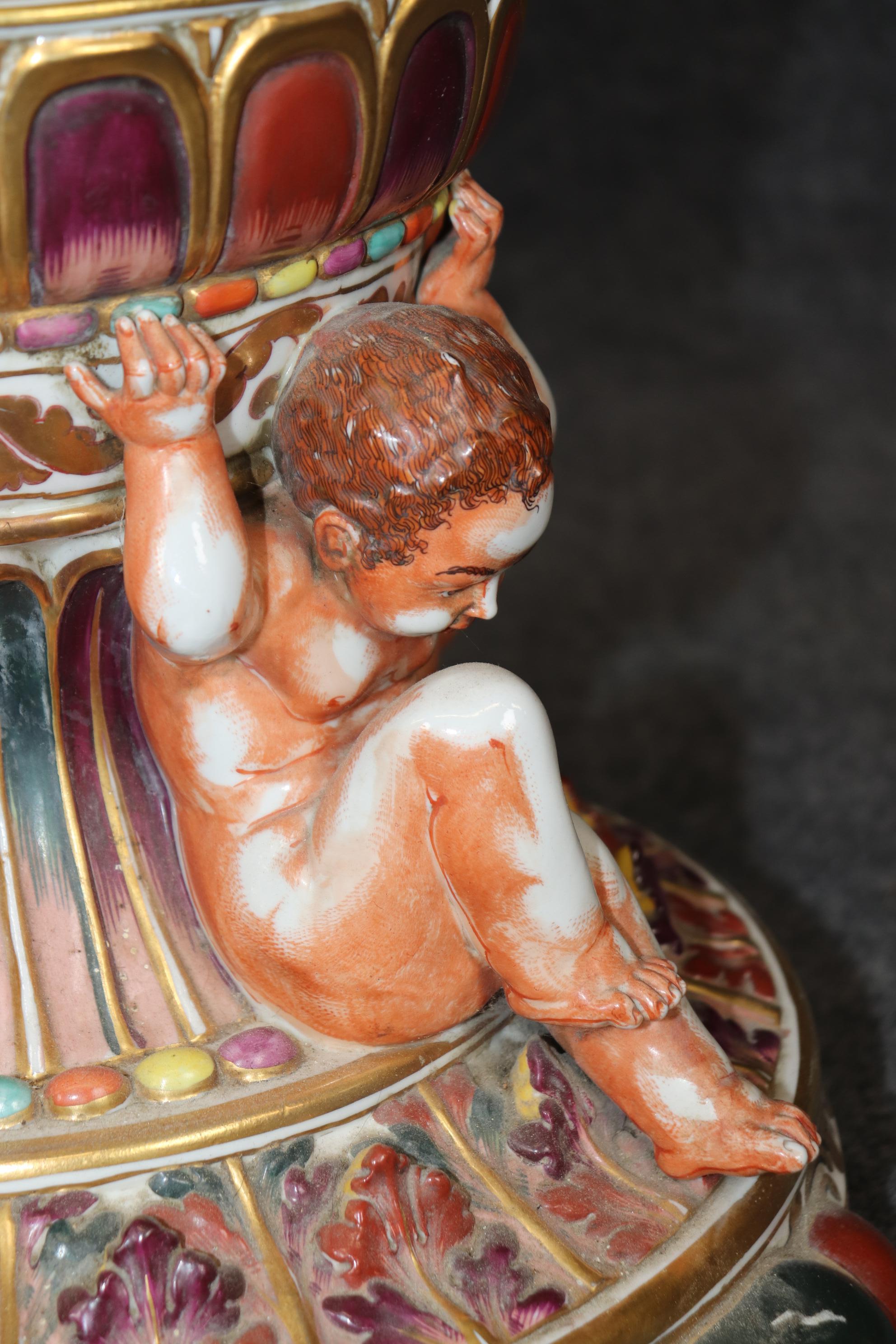 Rara lámpara de pie alta de porcelana italiana de Capodimonte con querubines y figuras Italiano en venta