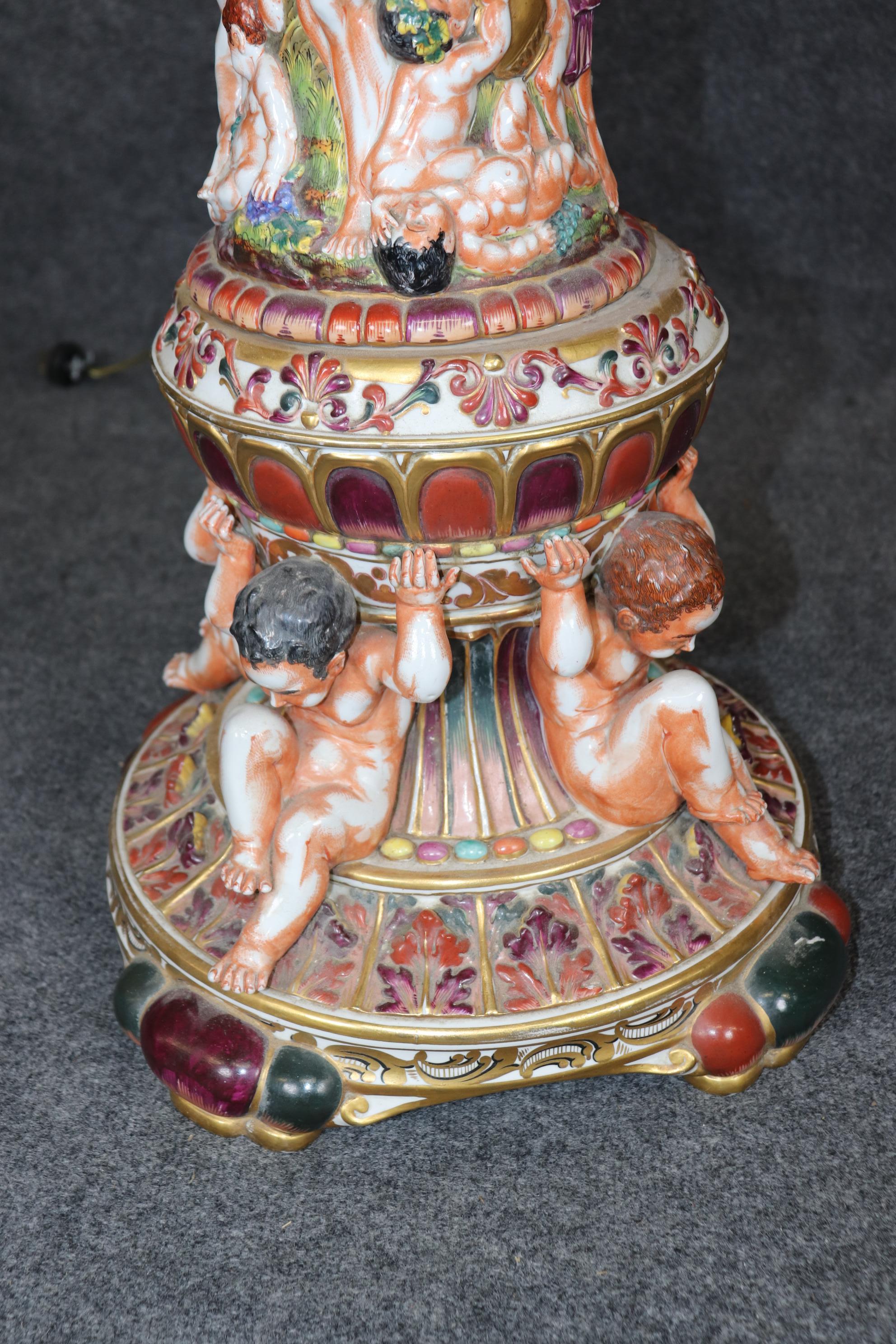 Rara lámpara de pie alta de porcelana italiana de Capodimonte con querubines y figuras mediados del siglo XX en venta
