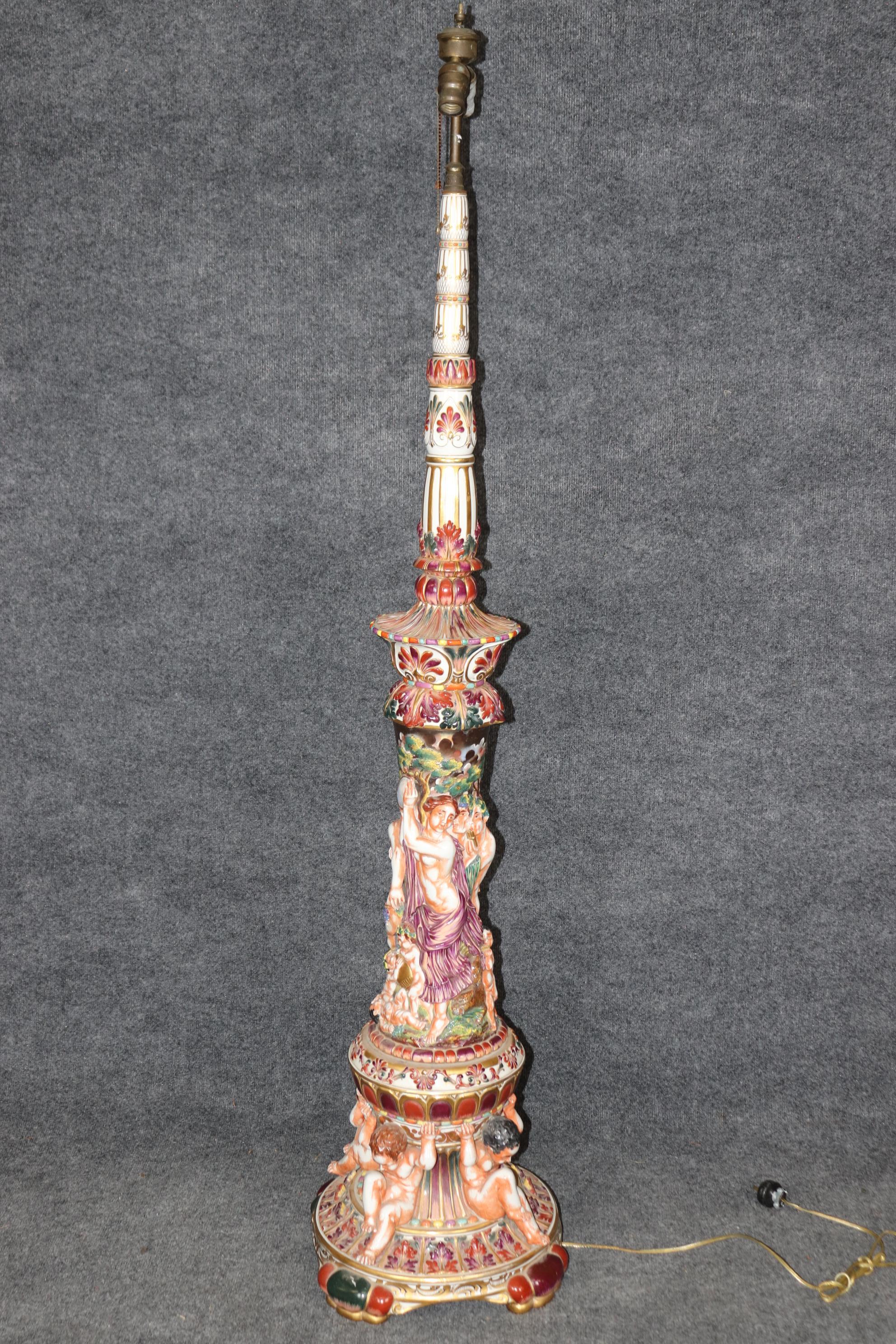 Rara lámpara de pie alta de porcelana italiana de Capodimonte con querubines y figuras Latón en venta