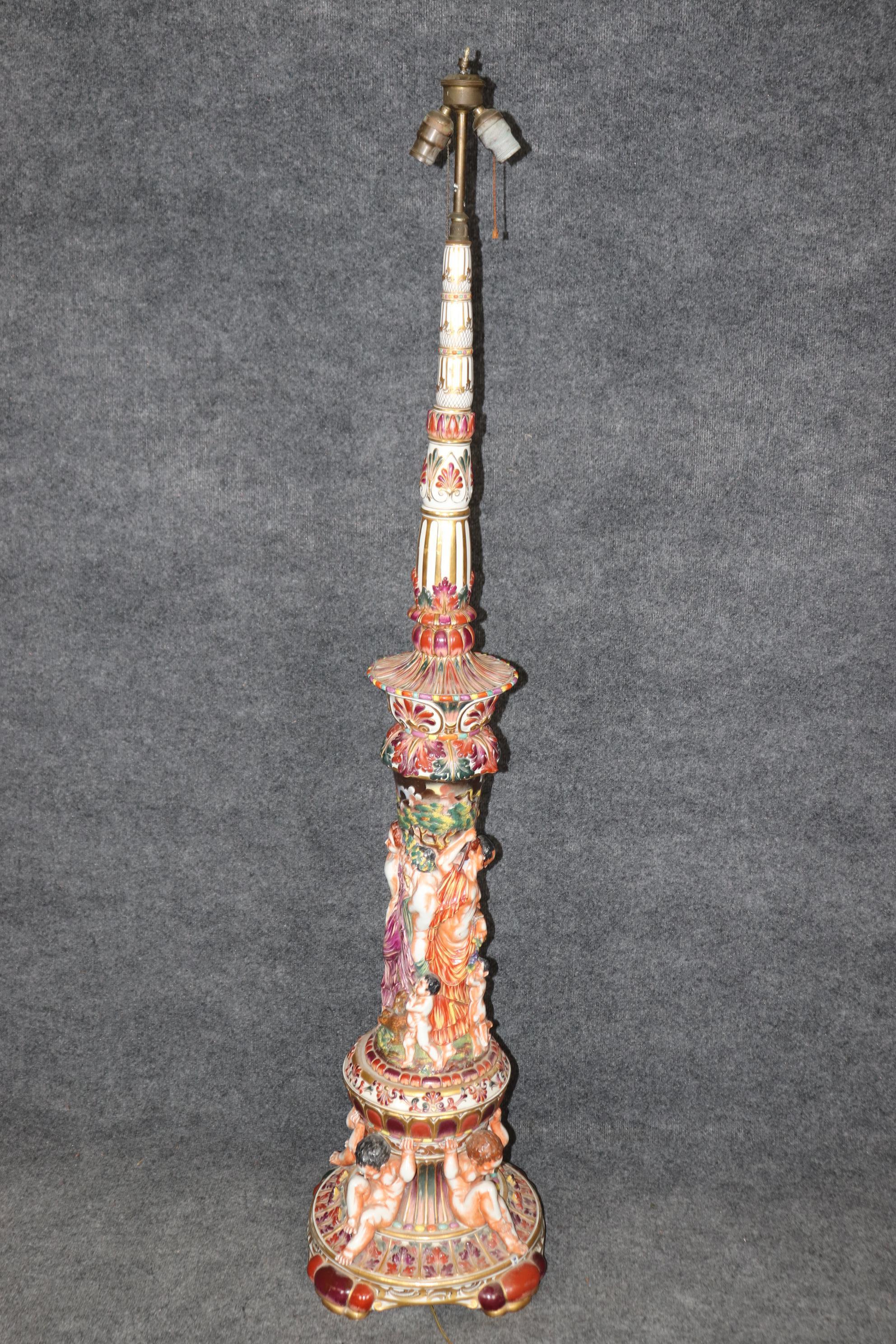 Rara lámpara de pie alta de porcelana italiana de Capodimonte con querubines y figuras en venta 1