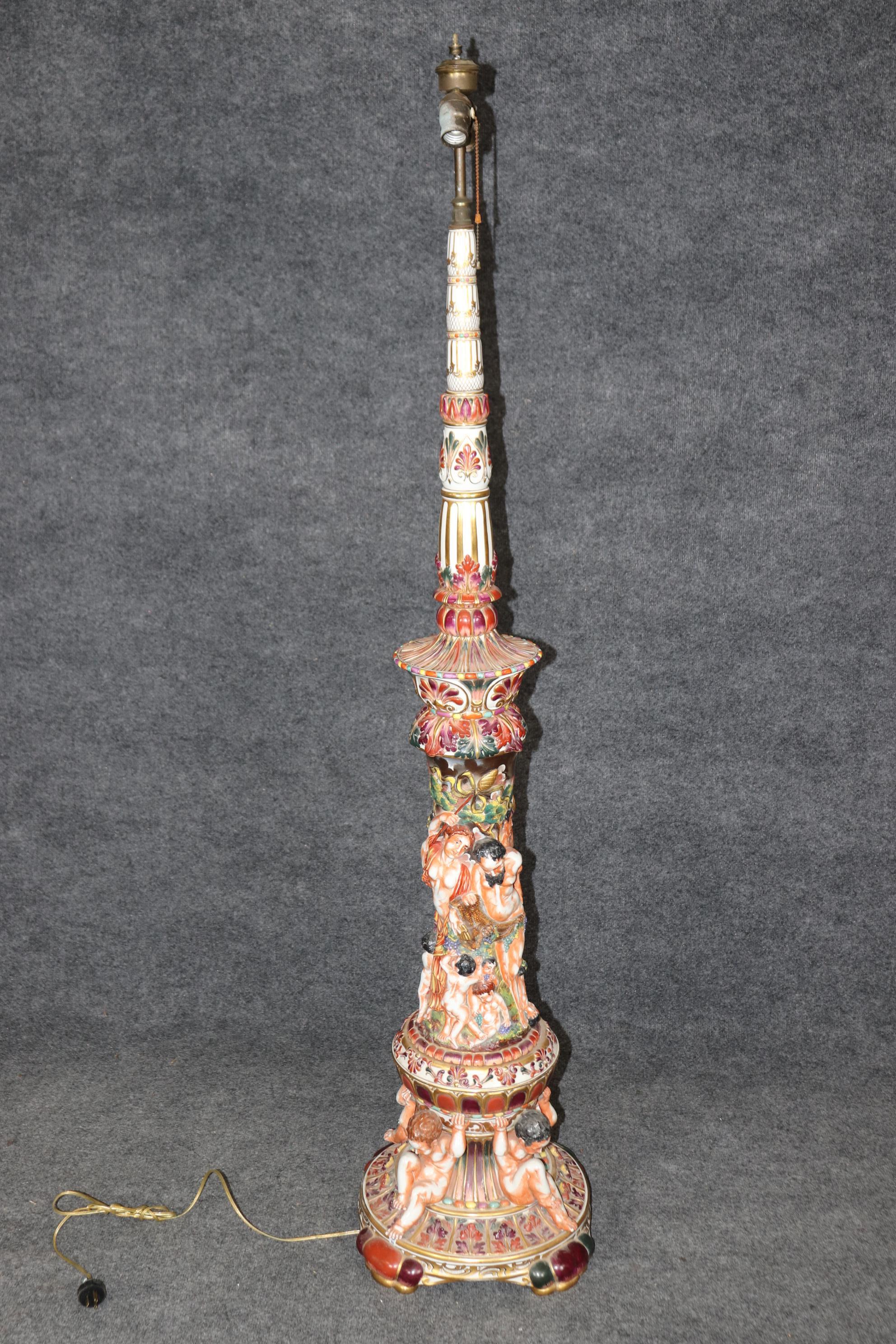 Rara lámpara de pie alta de porcelana italiana de Capodimonte con querubines y figuras en venta 2