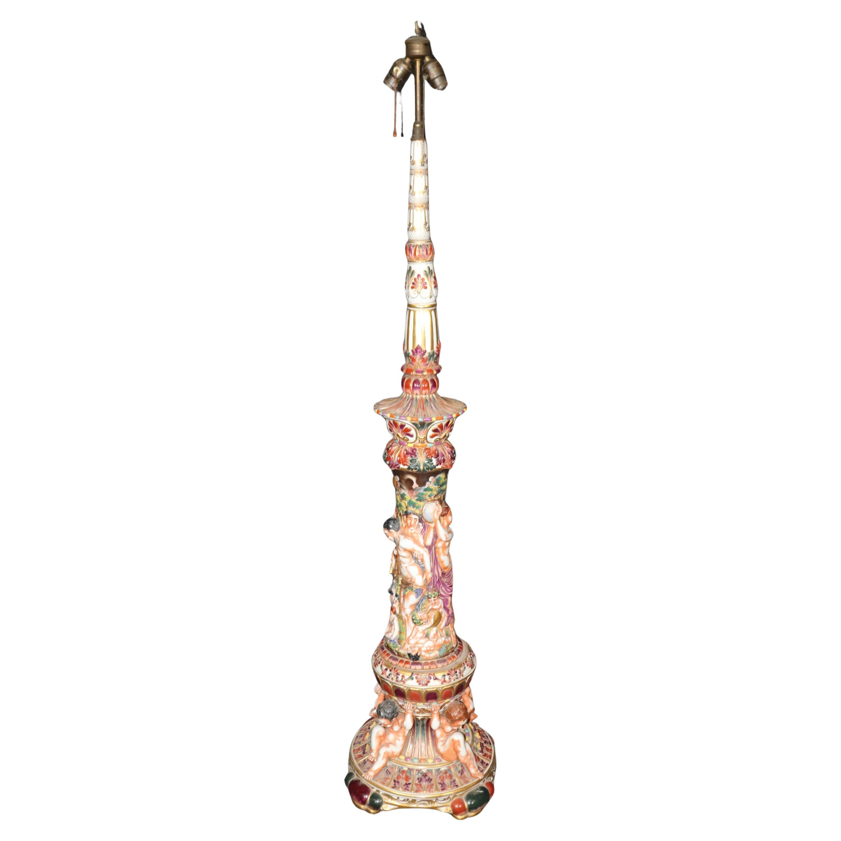 Rara lámpara de pie alta de porcelana italiana de Capodimonte con querubines y figuras en venta