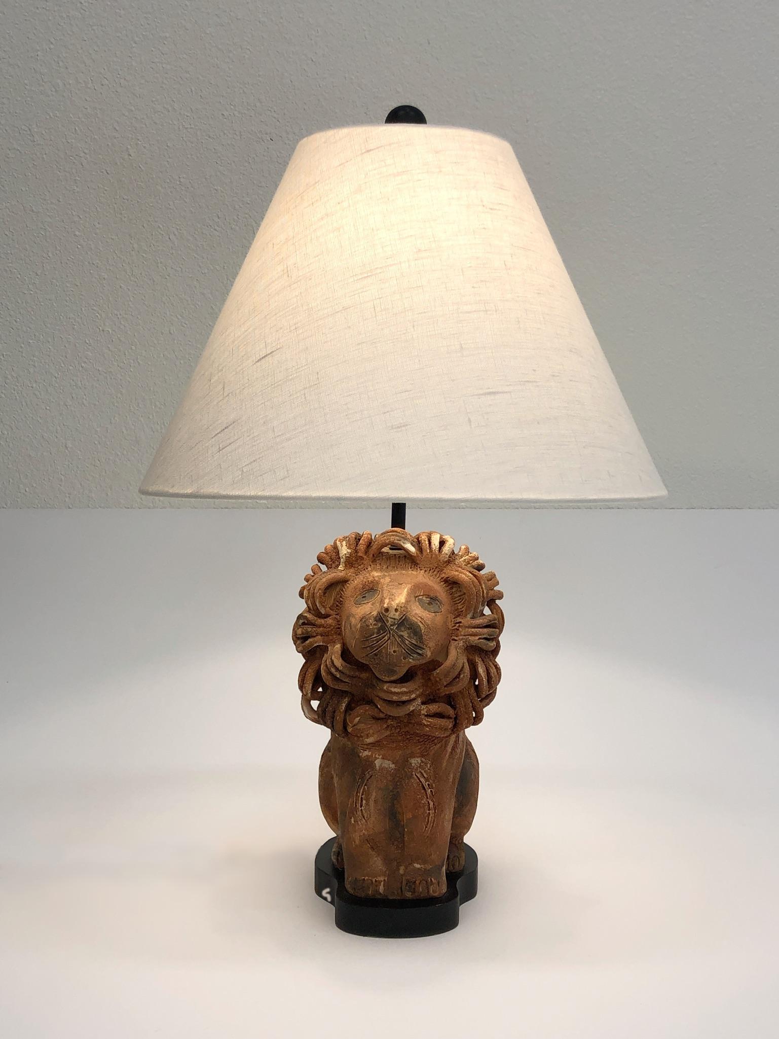 A rare Italian ceramic lion table lamp by renowned Italian ceramicist Aldo Londi for Bitossi. The lamp has a light brow volcanic glazed and black lacquer. Newly rewired and new vanilla linen shade. 

Overall dimensions: 28” high 18” diameter.