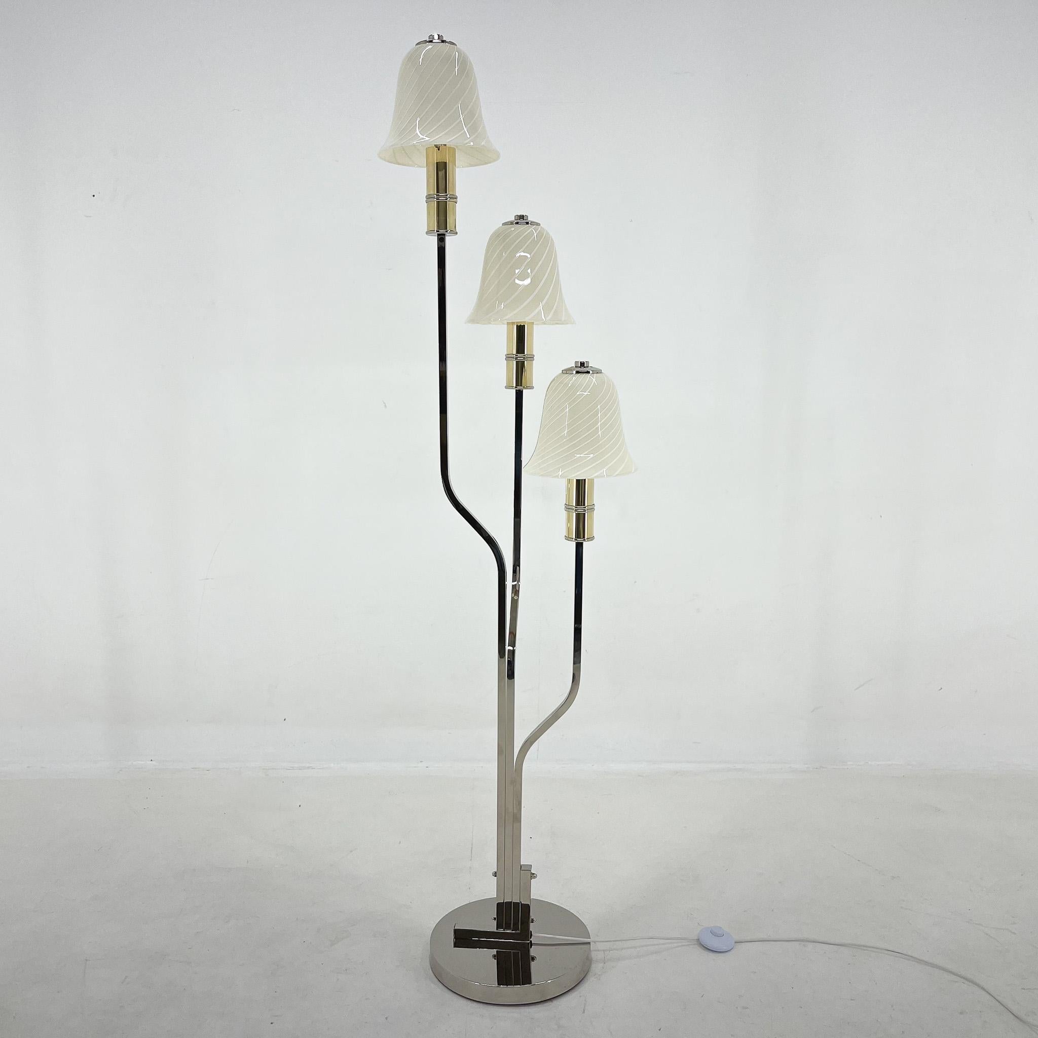 Un rare lampadaire chromé d'Italie, fabriqué dans les années 1970. Les abat-jour sont en verre de Murano original, fabriqué à la main, et la lampe était manifestement destinée à ressembler à des champignons magiques. Il projette une belle lumière et