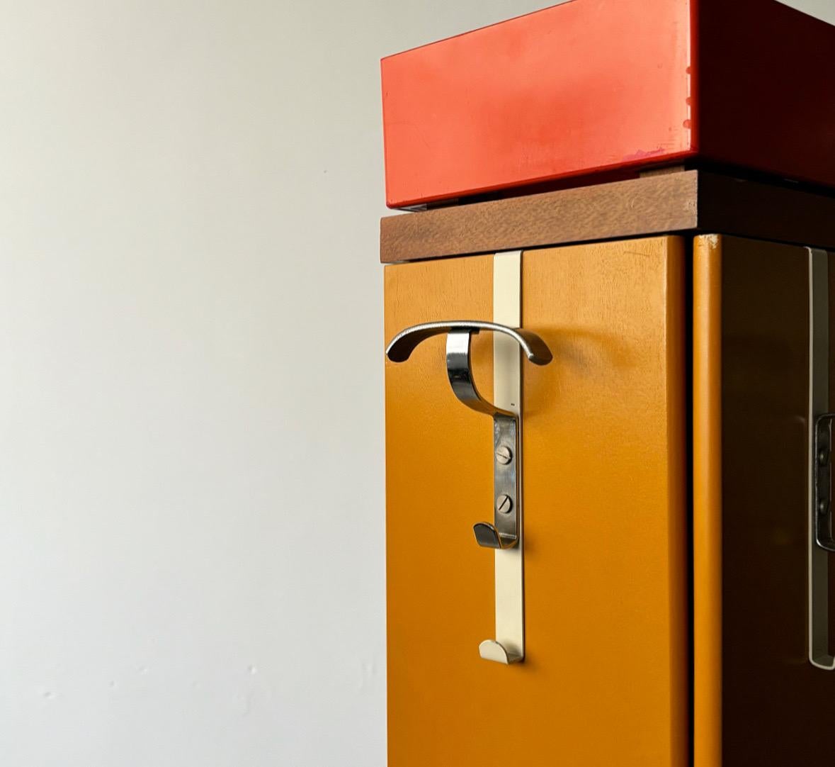 Seltener italienischer Garderobenständer mit vier Türen und Regenschirmkorb, 1970er Jahre (20. Jahrhundert) im Angebot