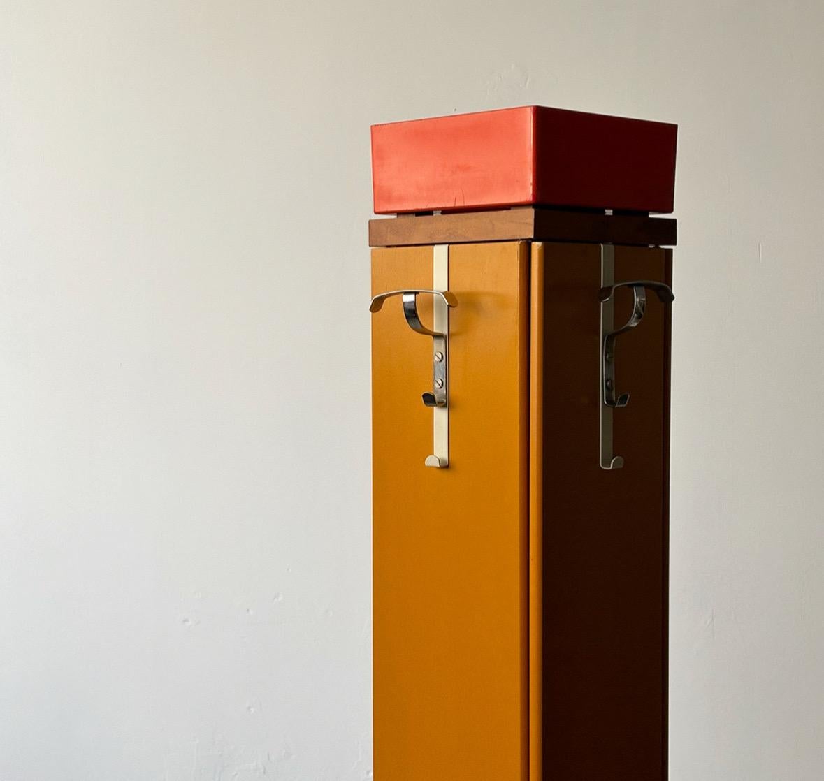 Seltener italienischer Garderobenständer mit vier Türen und Regenschirmkorb, 1970er Jahre im Angebot 1