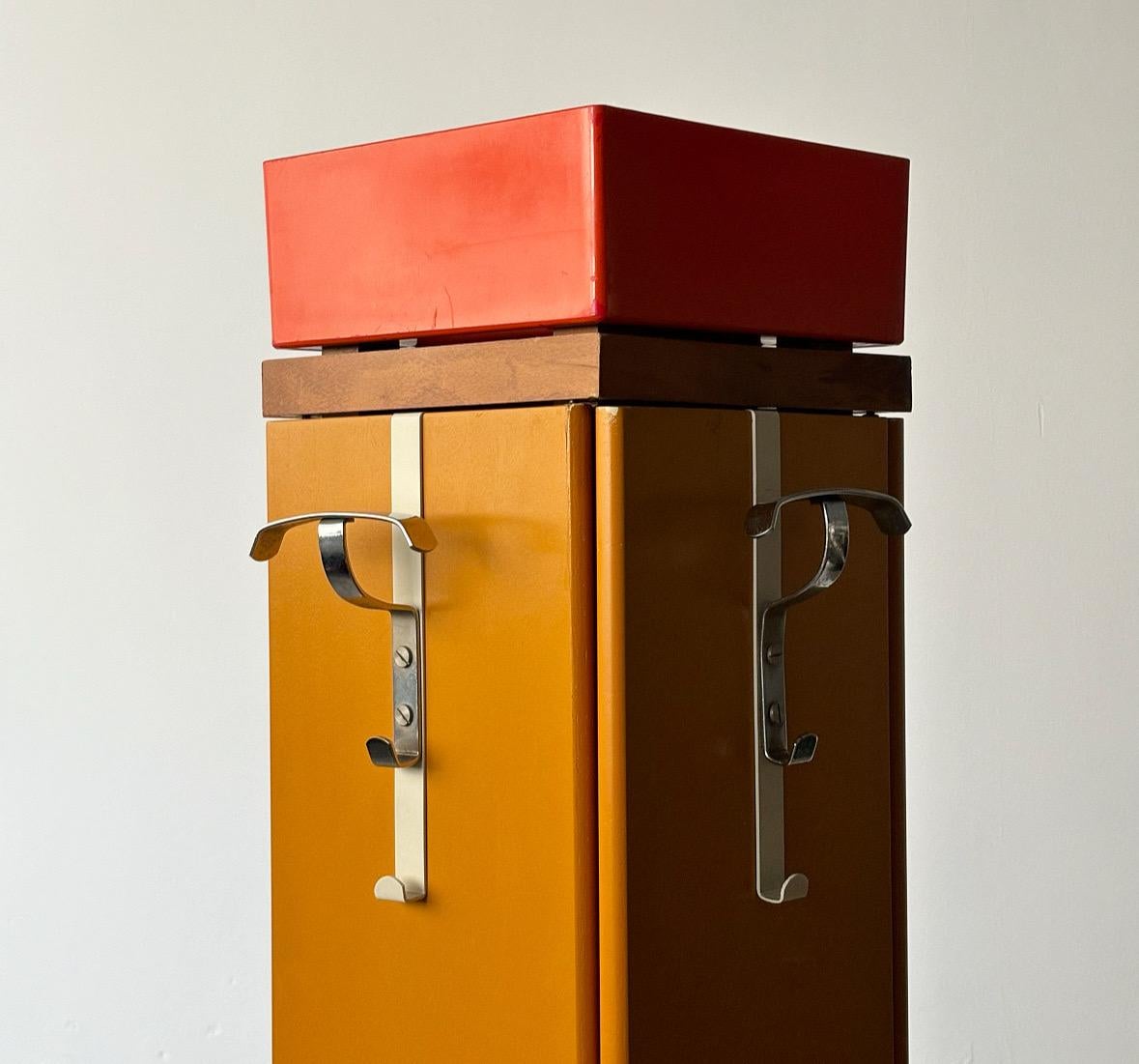 Seltener italienischer Garderobenständer mit vier Türen und Regenschirmkorb, 1970er Jahre im Angebot 2
