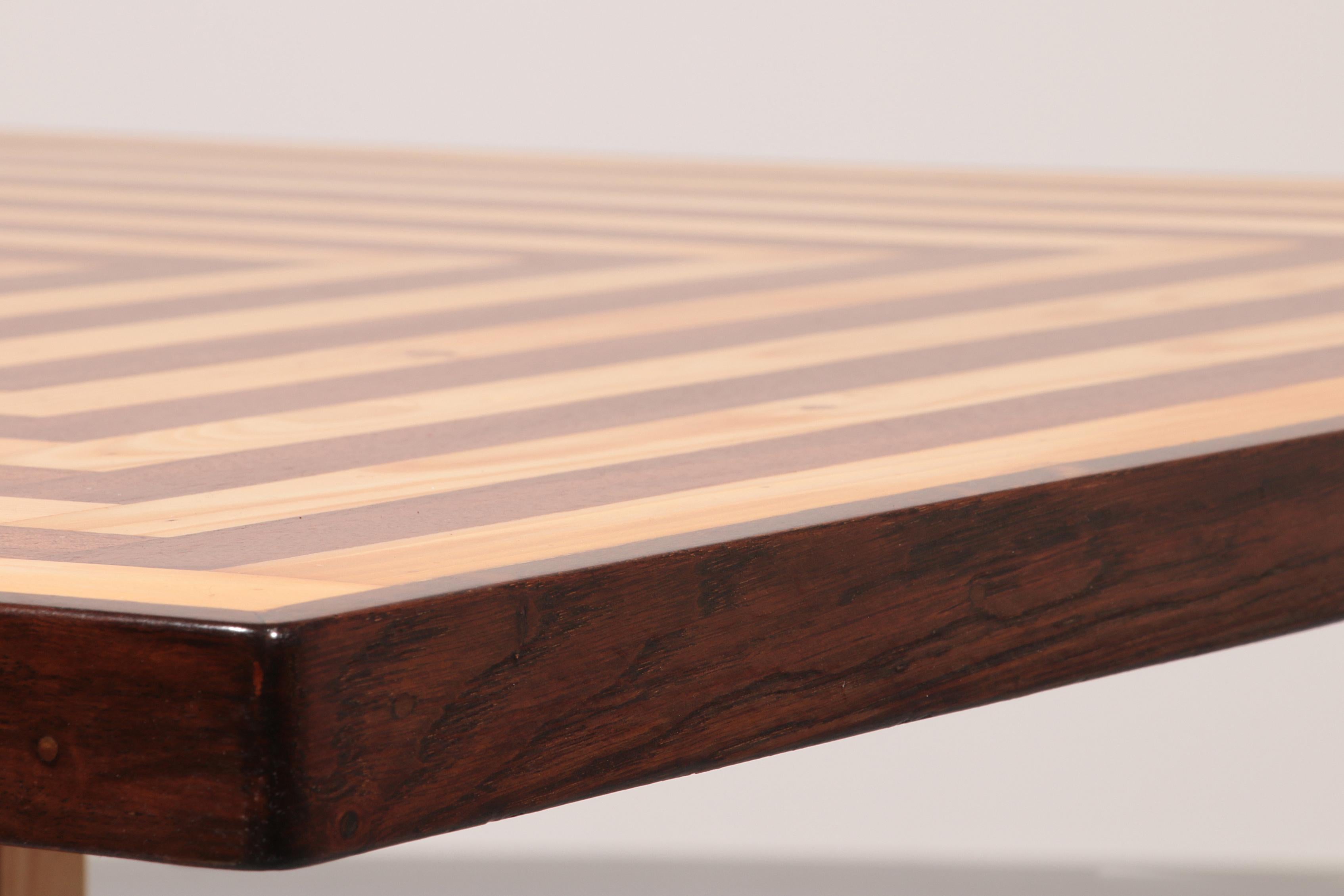 Rare Italian Coffee Table from the 1970s in Maple and Mahogany in vendita 3