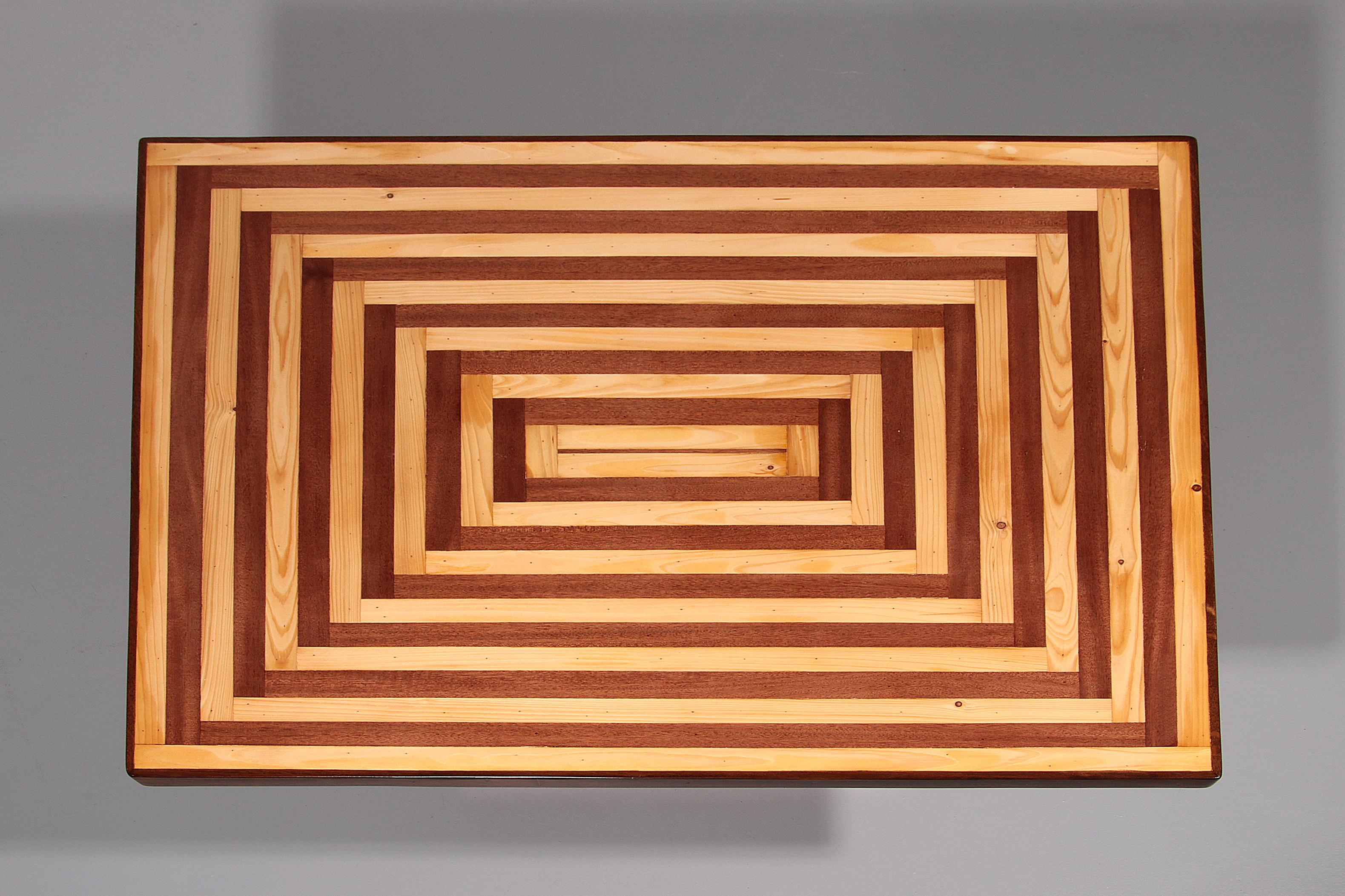 Italiano Rare Italian Coffee Table from the 1970s in Maple and Mahogany in vendita
