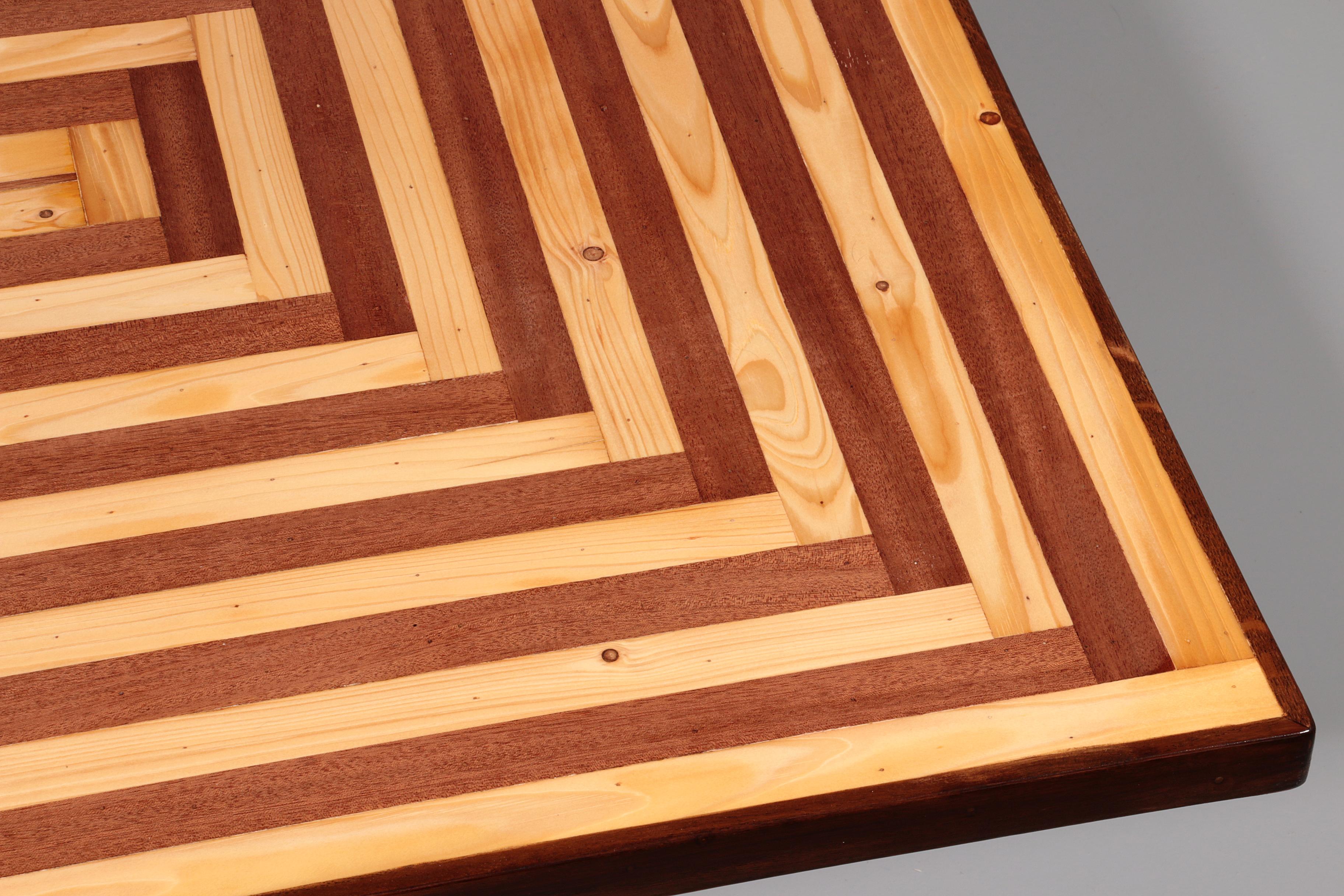 Rare Italian Coffee Table from the 1970s in Maple and Mahogany In condizioni ottime in vendita a Oirlo, LI