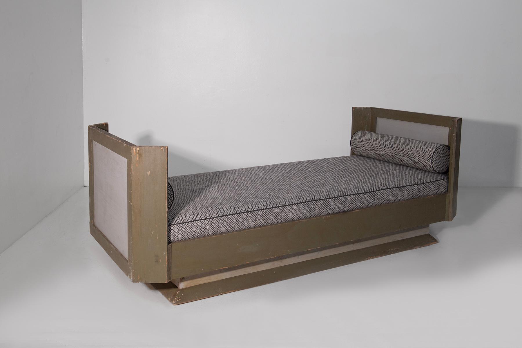 Seltenes italienisches Futurist Daybed aus den 1920er Jahren - bemaltes Holz Dormeuse
Ein außergewöhnliches Beispiel für italienisches futuristisches Design
Dieses auffällige italienische Tagesbett aus den 1920er Jahren ist ein seltener und