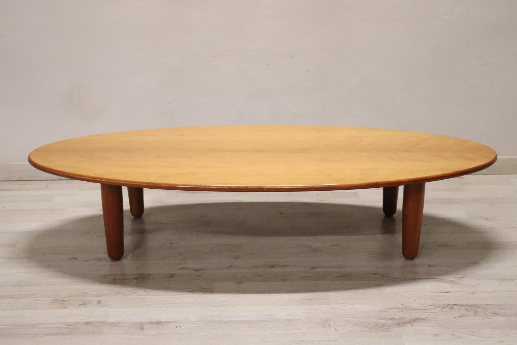 Rare table de canapé ou table basse ovale de conception italienne par Cassina, années 1980 Bon état - En vente à Casale Monferrato, IT