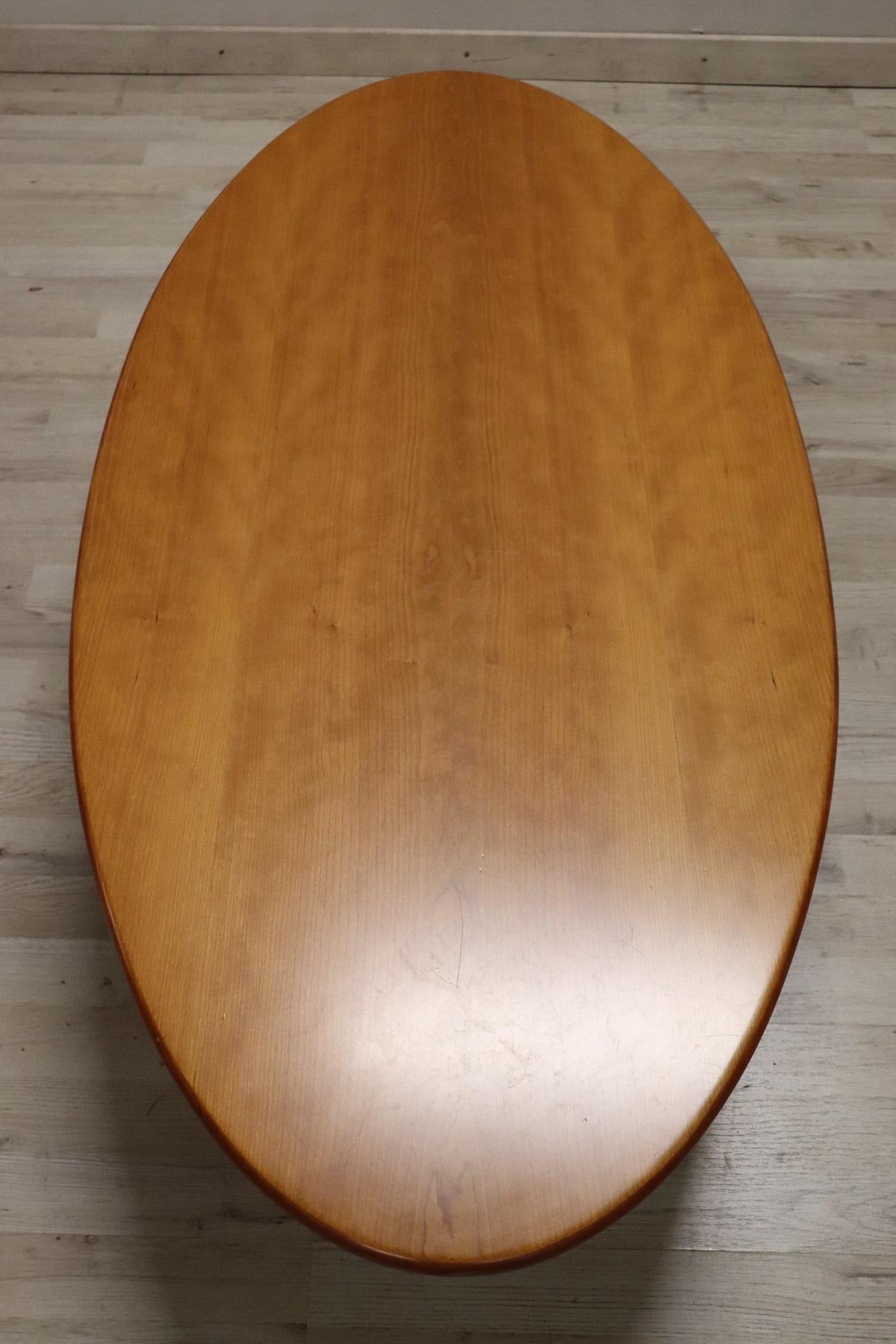 Fin du 20e siècle Rare table de canapé ou table basse ovale de conception italienne par Cassina, années 1980 en vente