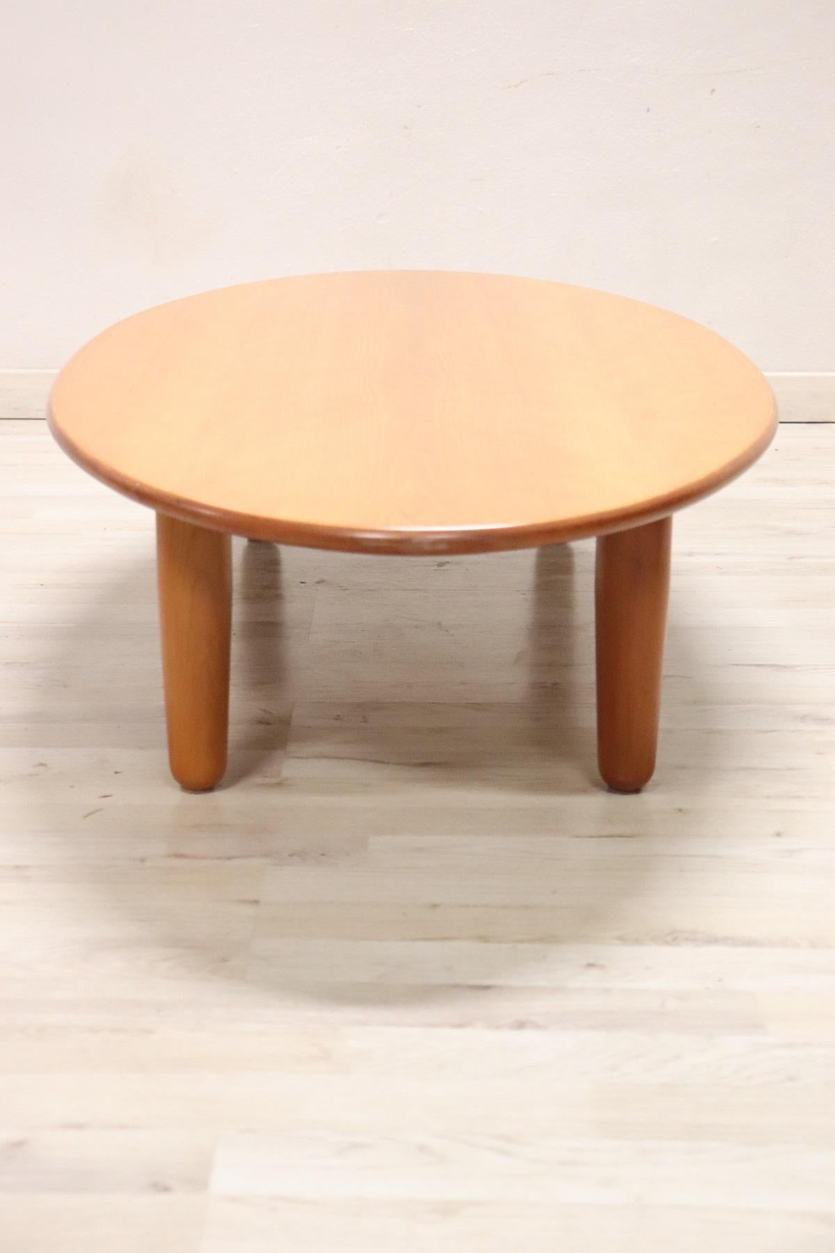 Frêne Rare table de canapé ou table basse ovale de conception italienne par Cassina, années 1980 en vente