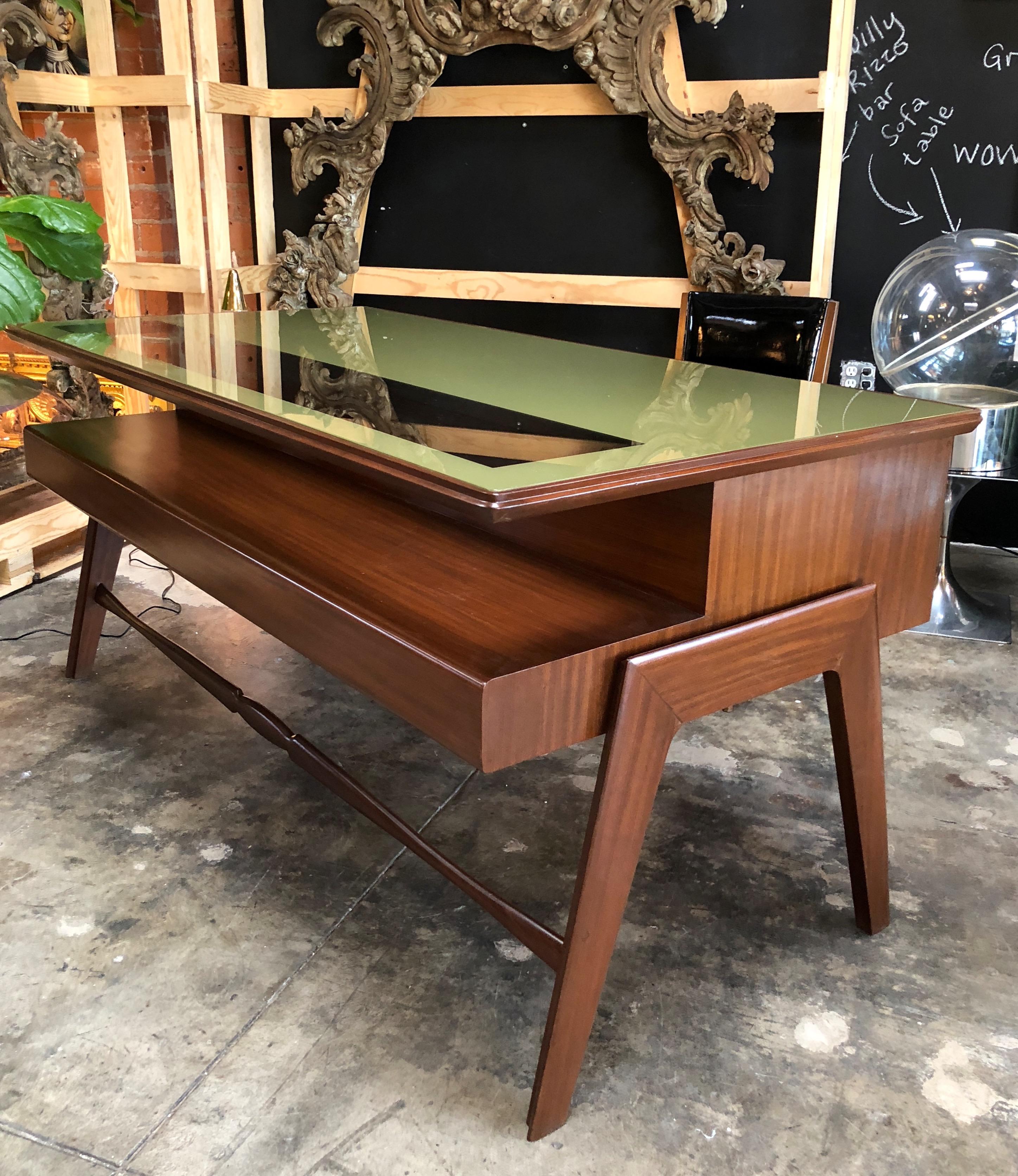 This rare Italian executive desk designed by Italian designer Vittorio Dassi is a model type produced in Italy in the 1950s and specifically dedicated to an audience formed by professionals and senior managers. It has a rosewood structure with