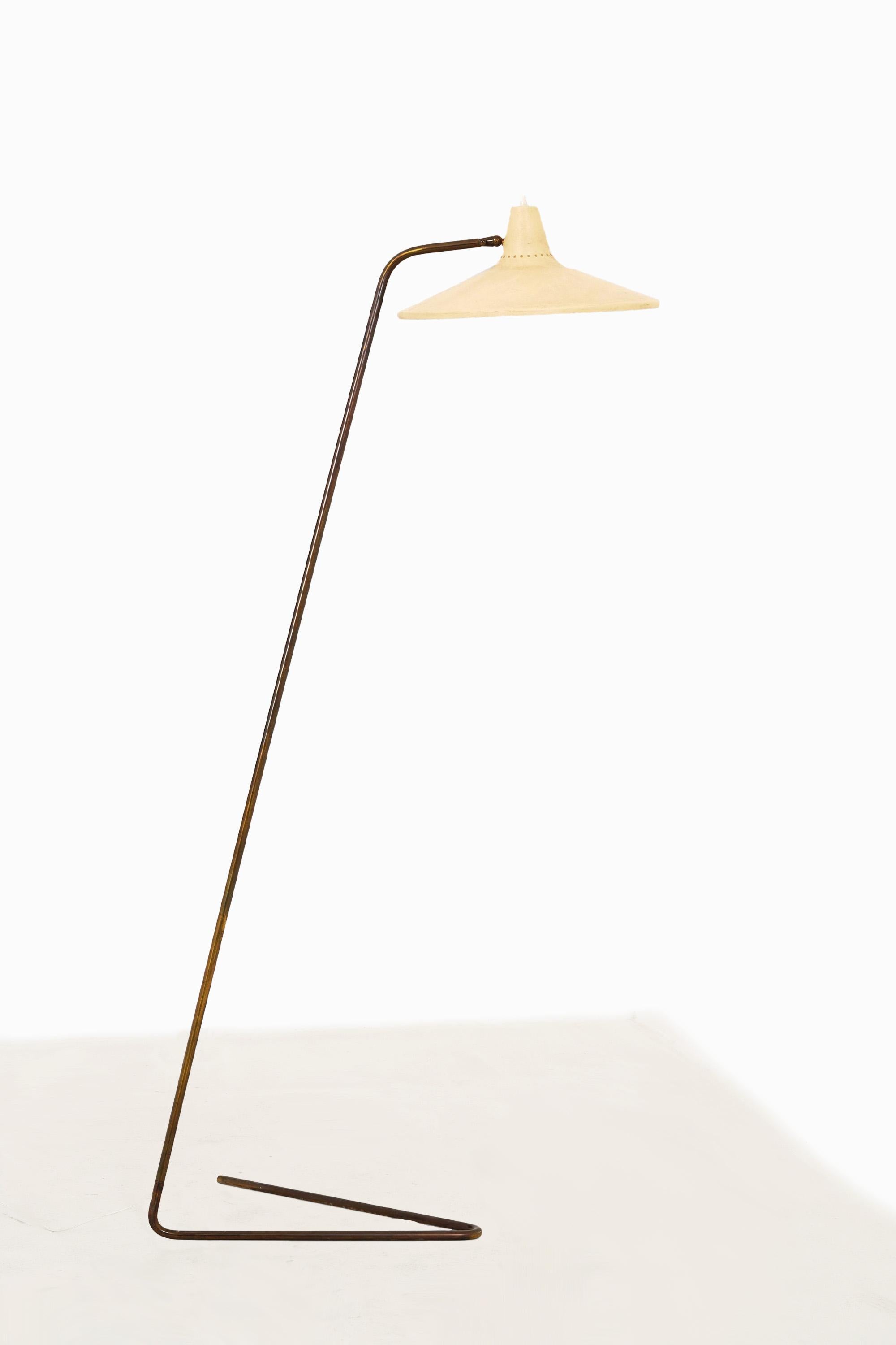 Rare lampadaire, modèle no. 348, par Angelo et Giuseppe Ostuni pour Oluce.

L'échelle audacieuse et le cantilever merveilleusement équilibré sont les signatures du design Ostuni, finement conçu en laiton et en aluminium. L'abat-jour en aluminium