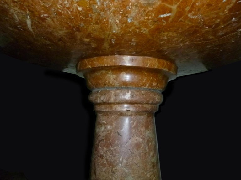 Rare Italian Font in Red Marble, 17th Century In Excellent Condition For Sale In Budapest, HU