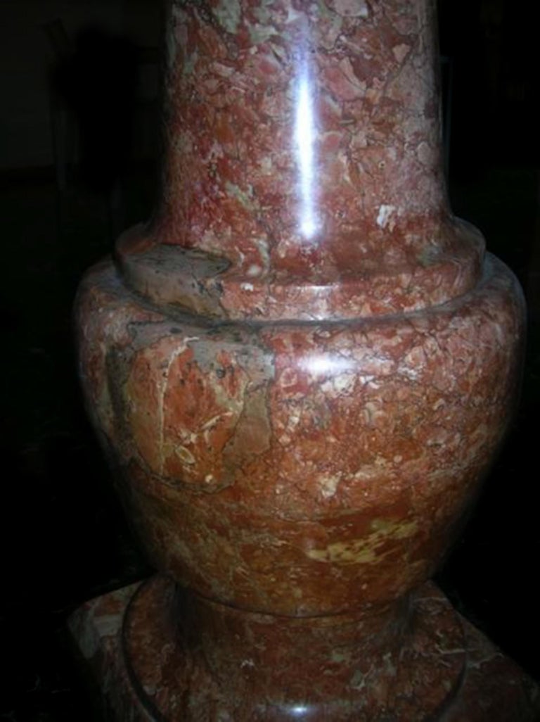 Rare Italian Font in Red Marble, 17th Century For Sale 1