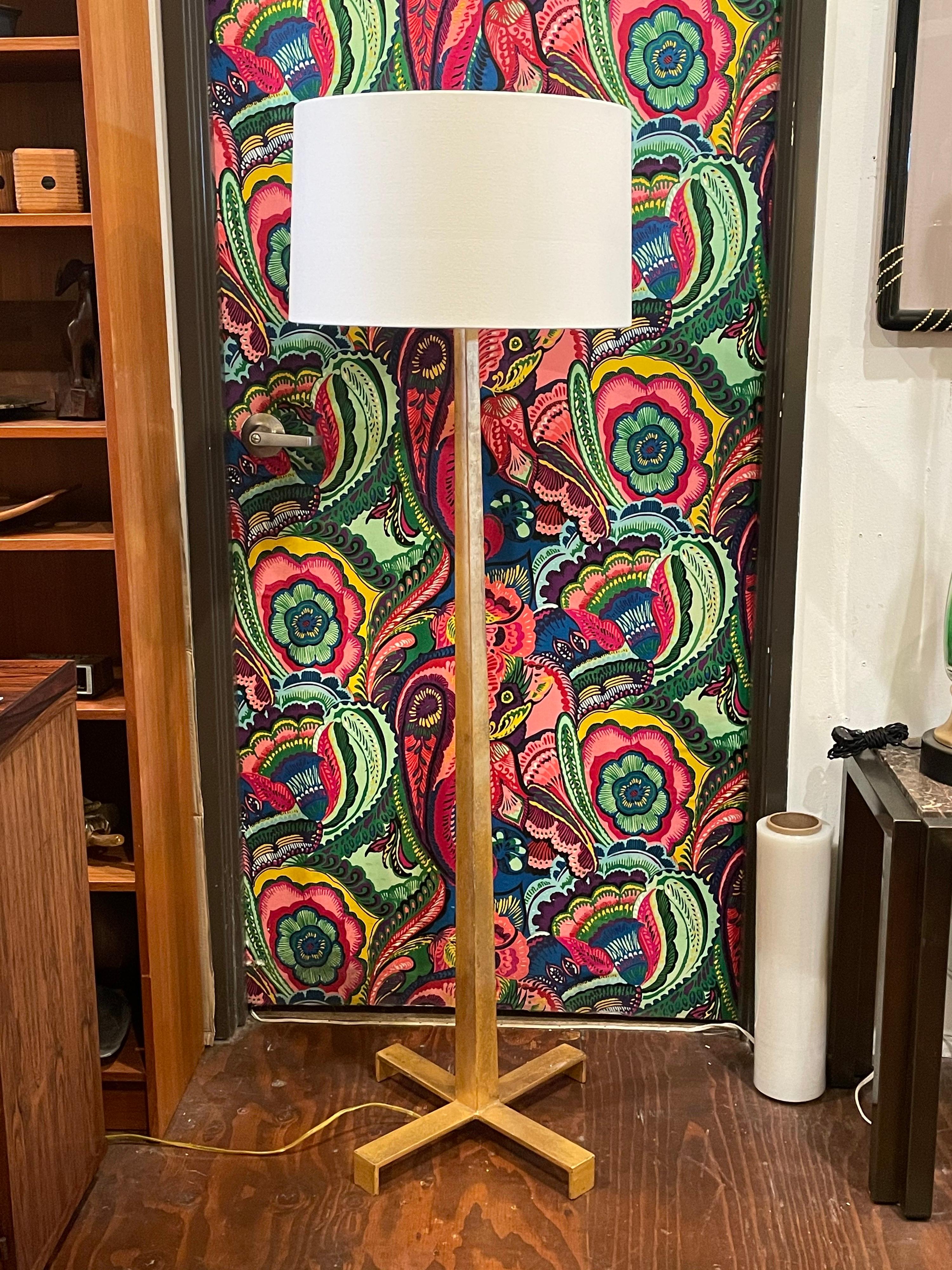 Rare lampadaire italien post-moderne en finition feuille d'or Bon état - En vente à San Diego, CA