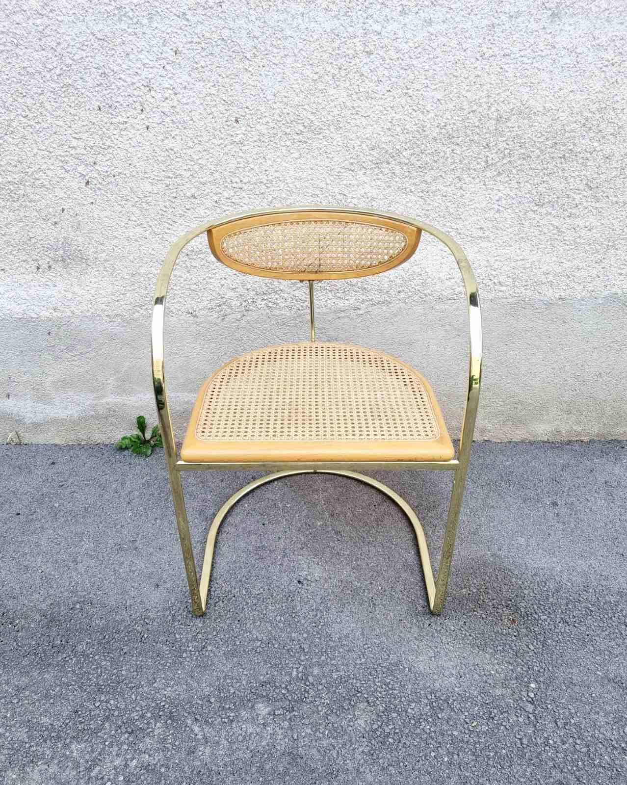 Très rare, ce fauteuil spécial et élégant a été fabriqué en Italie dans les années 70 ; produit par A.I.C. (Udine).
Il est fait de métal, de bois et d'osier. Il a une forme très particulière !
Cette chaise est de haute qualité ; en parfait état