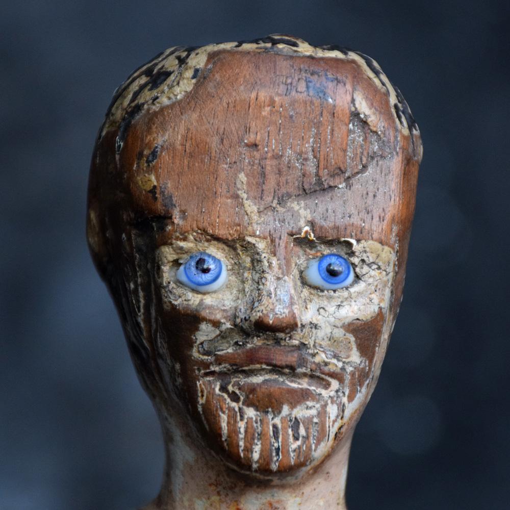Nous sommes fiers de proposer une poupée Santos sculptée à la main au milieu du 19e siècle. La figurine est fabriquée en bois de pin et la section est construite à l'aide de chevilles en bois épinglées. Quelques restes de peinture, yeux de verre