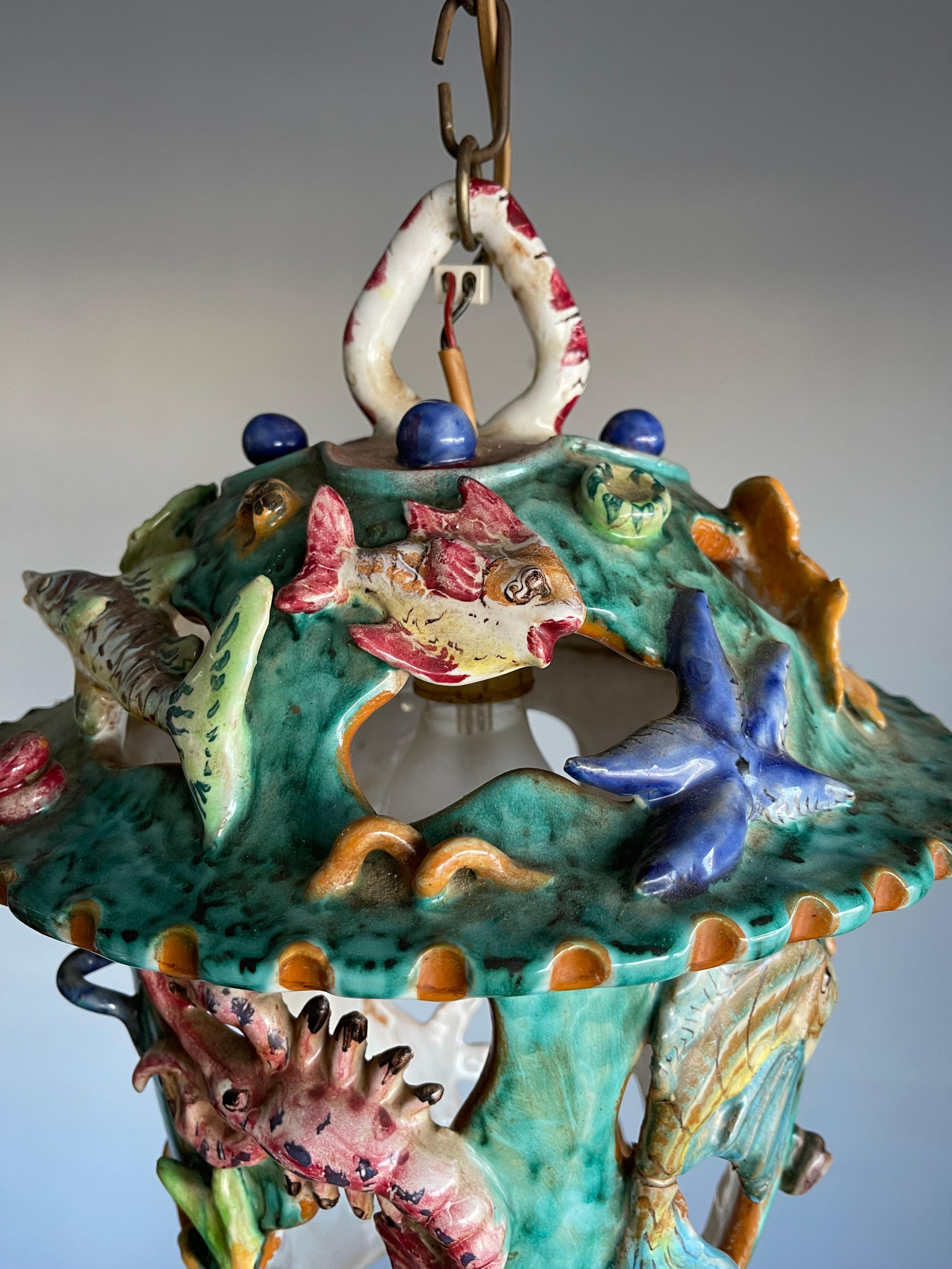 Rare Hand Crafted & Glazed Italian Majolica Pendant w. Ocean Wildlife Sculpture  In Good Condition For Sale In Lisse, NL
