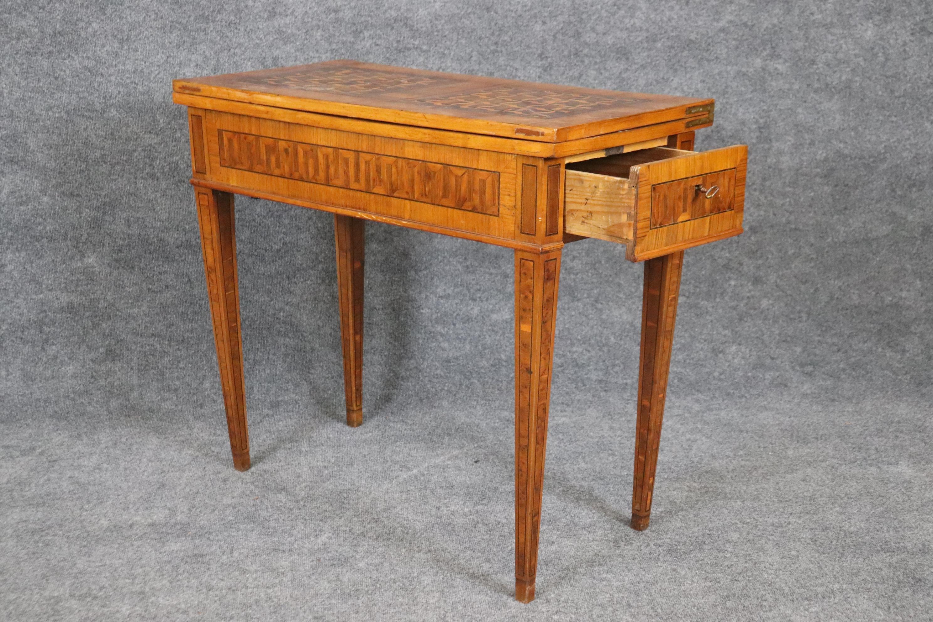 Seltener italienischer Spieltisch aus Olivenholz und Palisanderholz mit Intarsien aus dem 18. Jahrhundert, um 1780 im Zustand „Gut“ im Angebot in Swedesboro, NJ