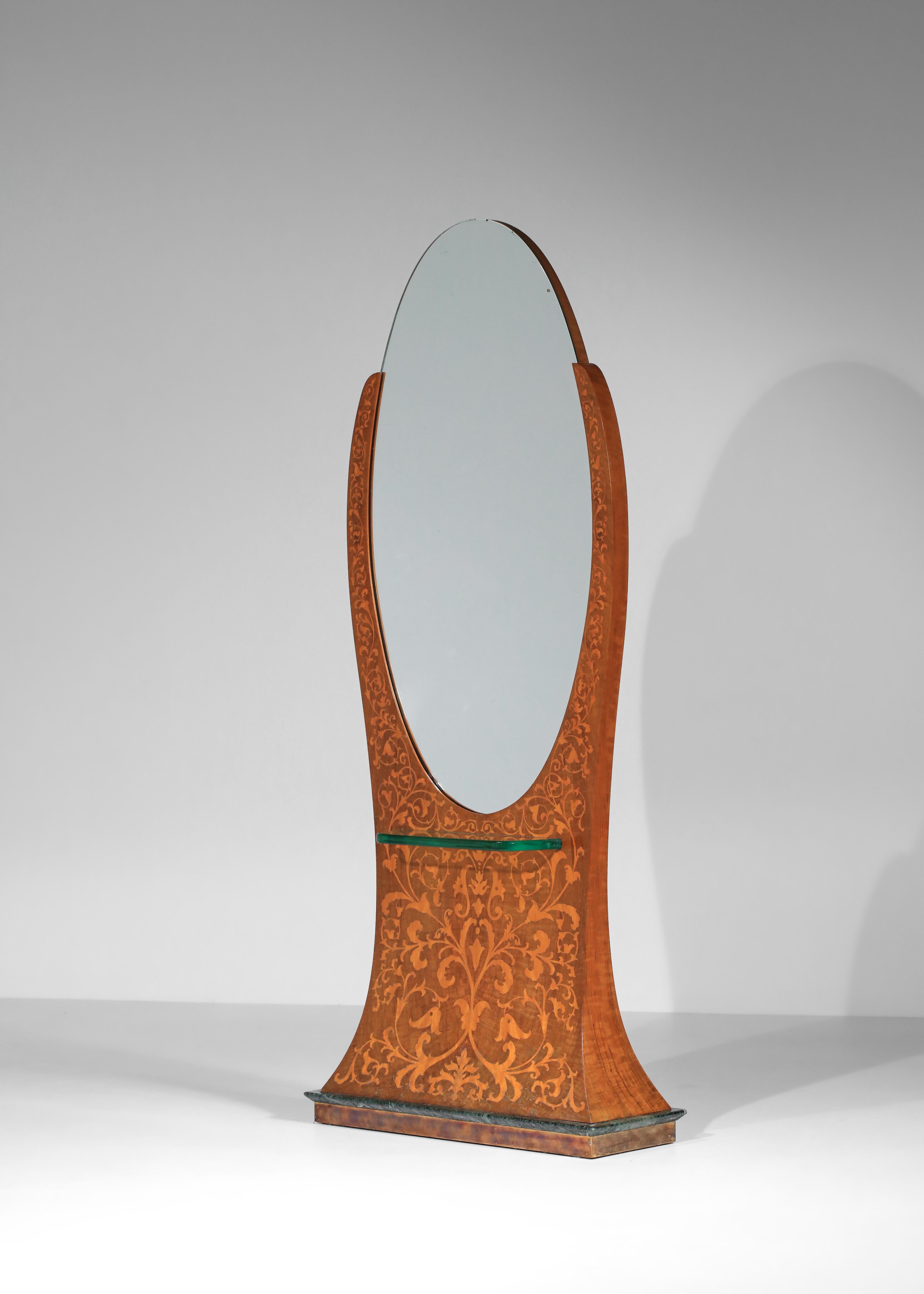 Großer italienischer Spiegel aus den 1930er Jahren. Holzstruktur mit Intarsienarbeiten, die ein florales Dekor auf dem Spiegel darstellen. Sockel aus grünem Marmor, umrahmt von Messing. Schöner Vintage-Zustand, mit Rissen im Originallack,